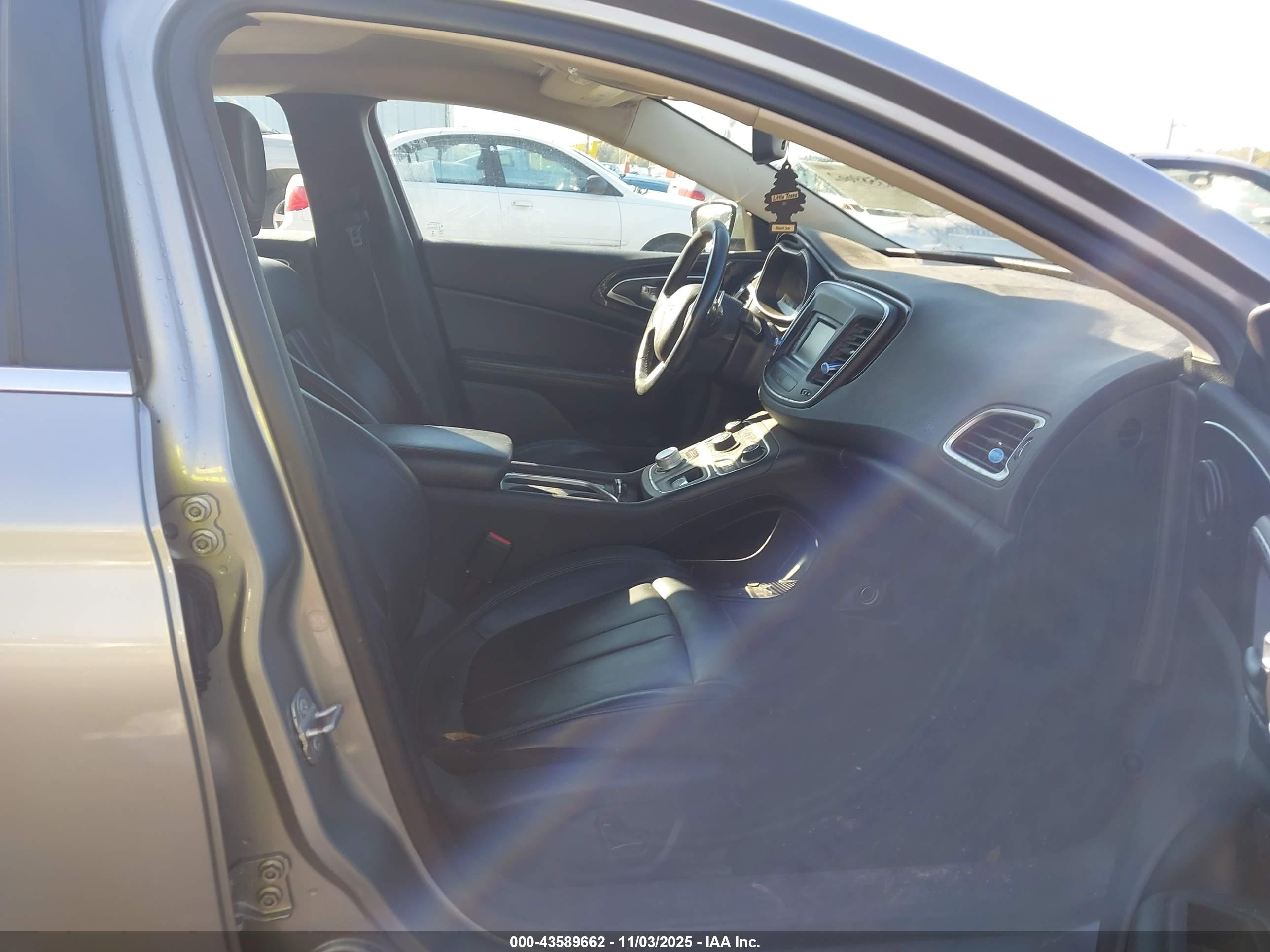 CHRYSLER 200 image 5