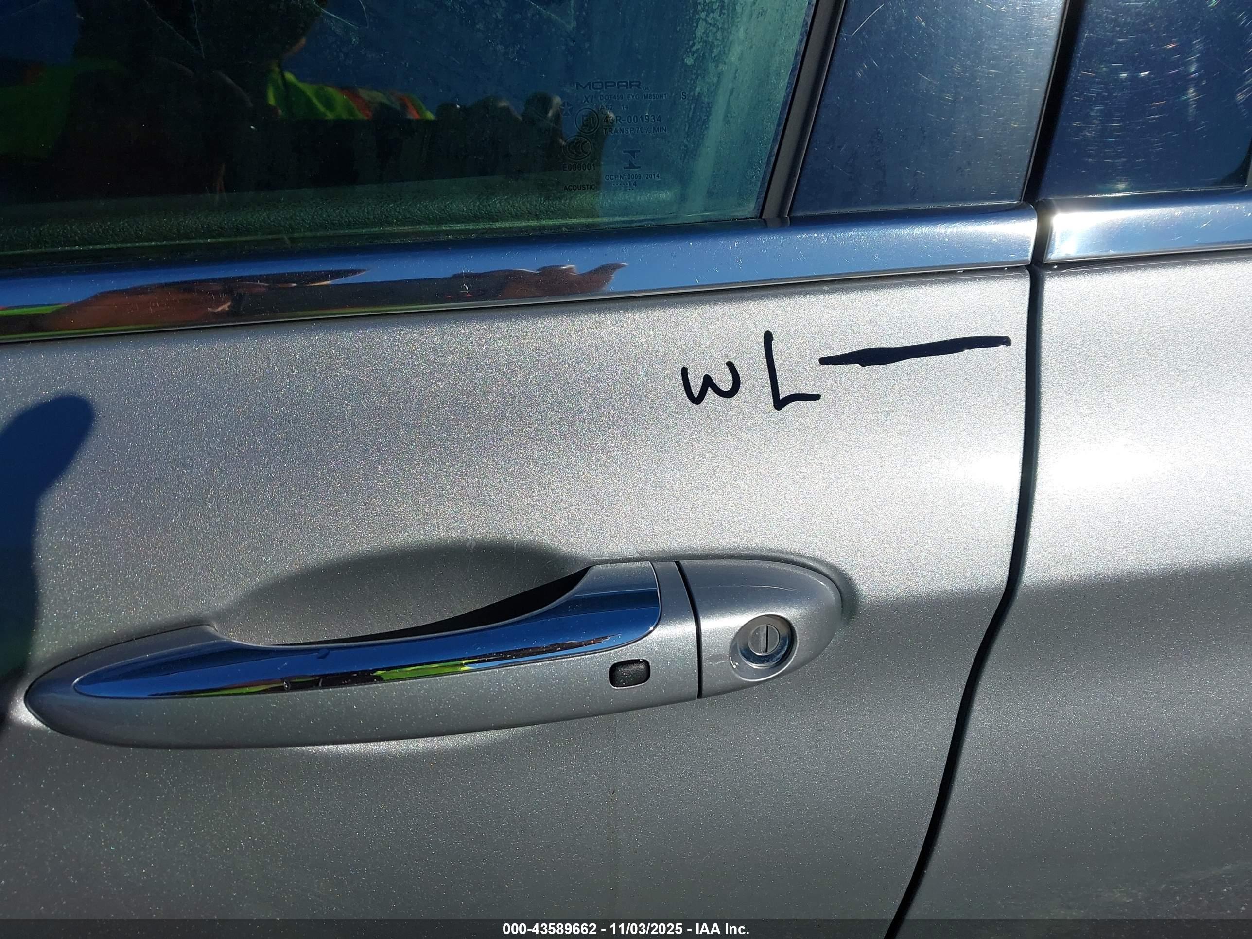 CHRYSLER 200 image 6