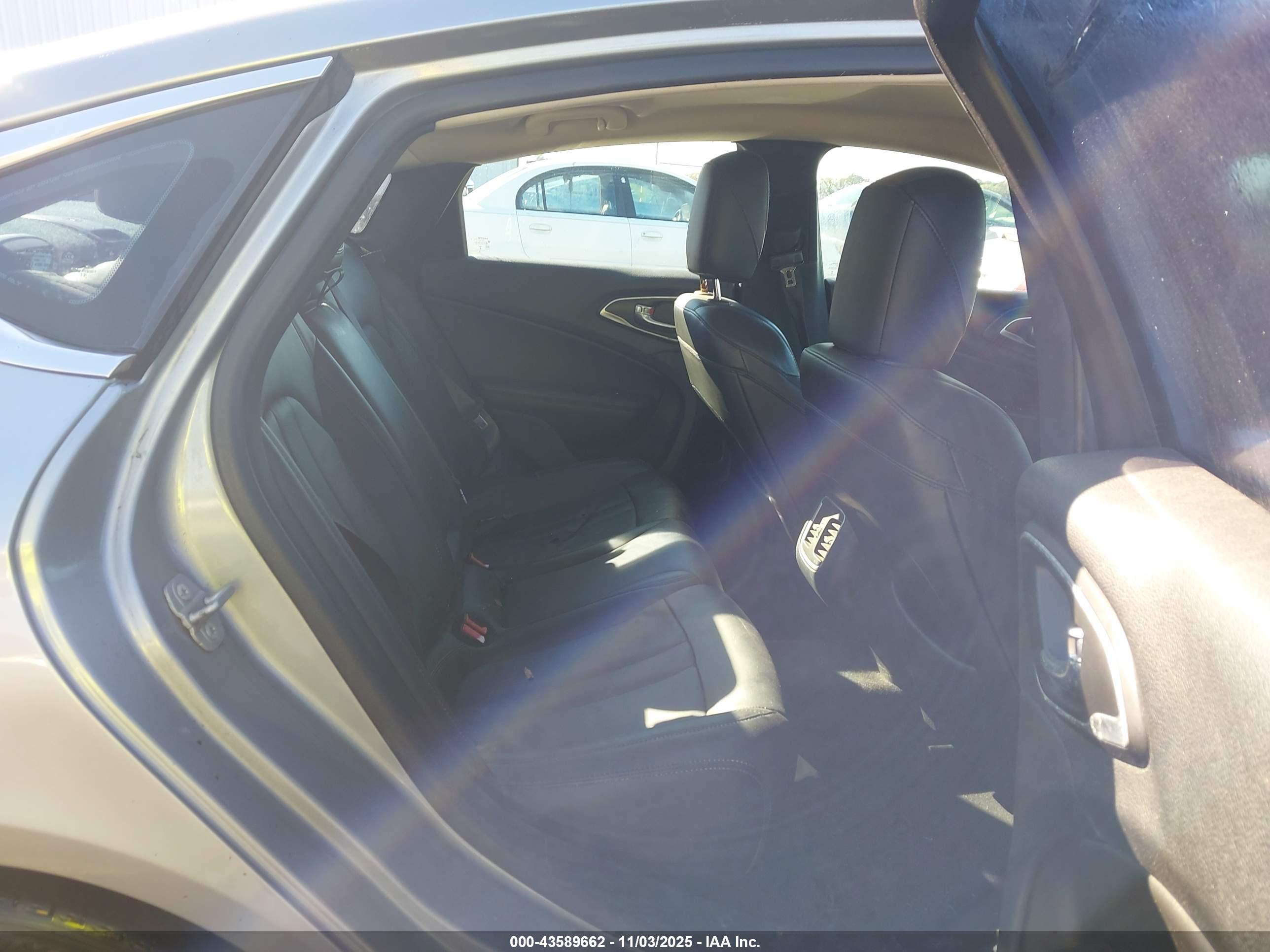 CHRYSLER 200 image 8