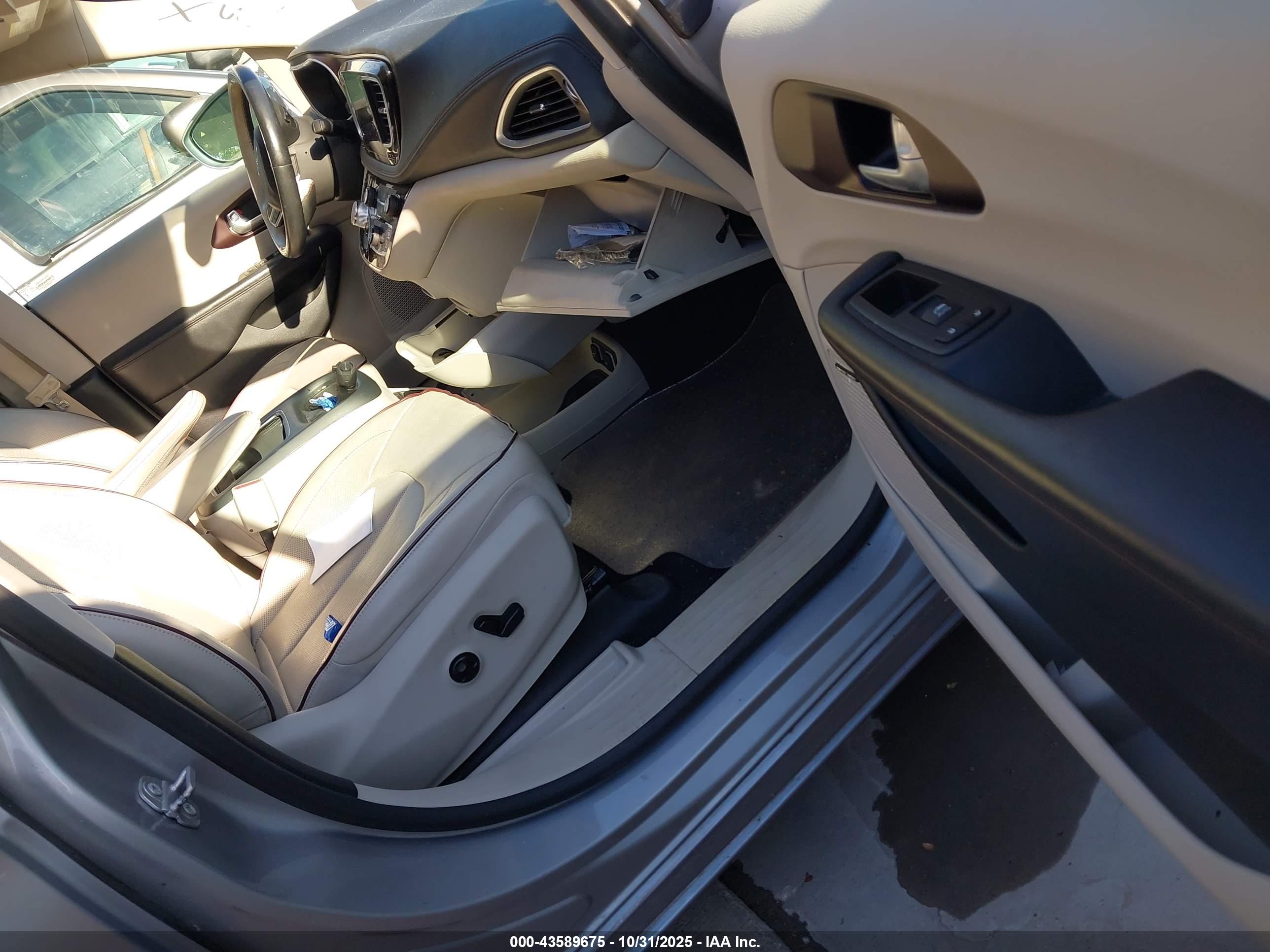 CHRYSLER PACIFICA image 5