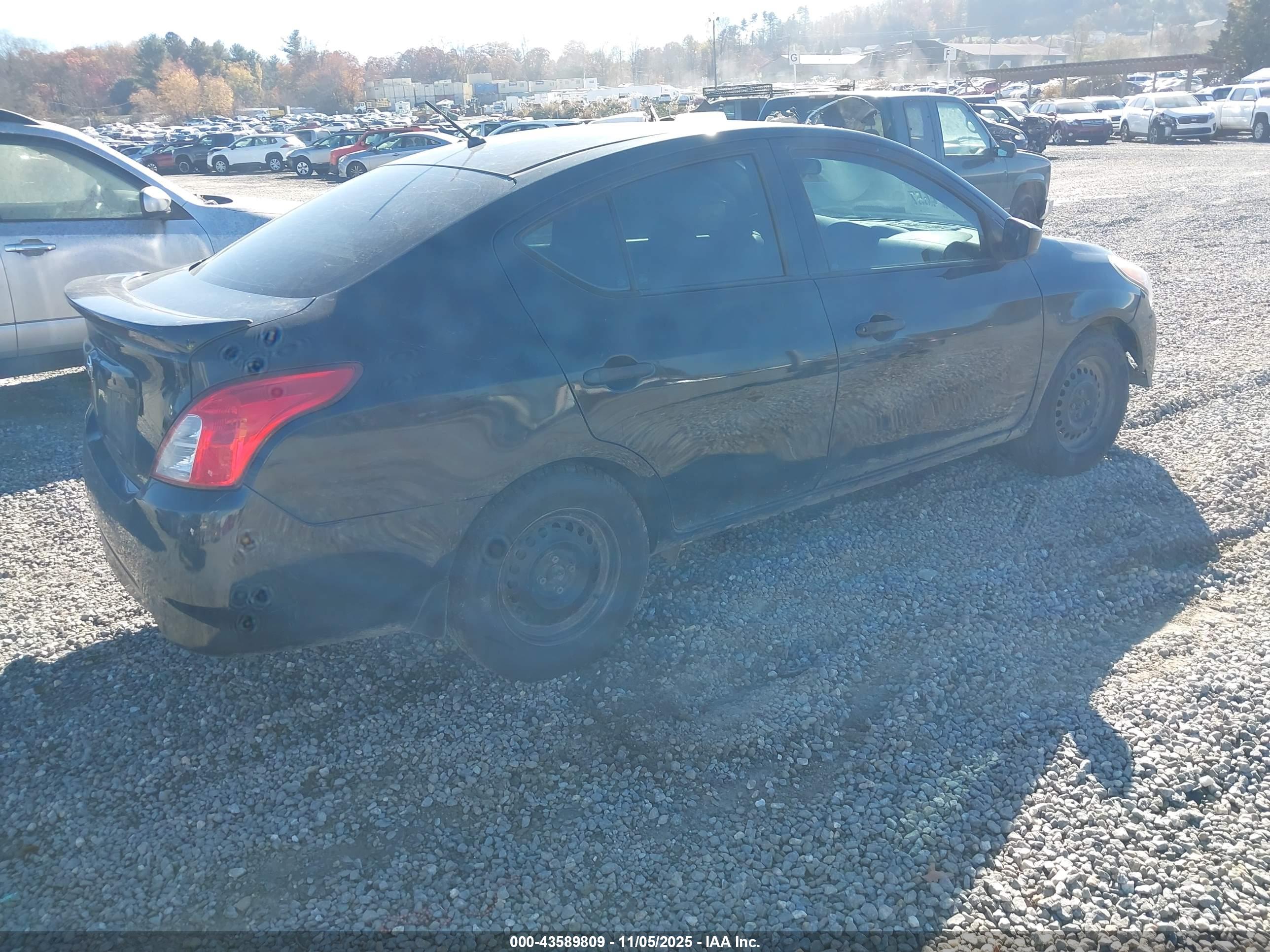 NISSAN VERSA image 4