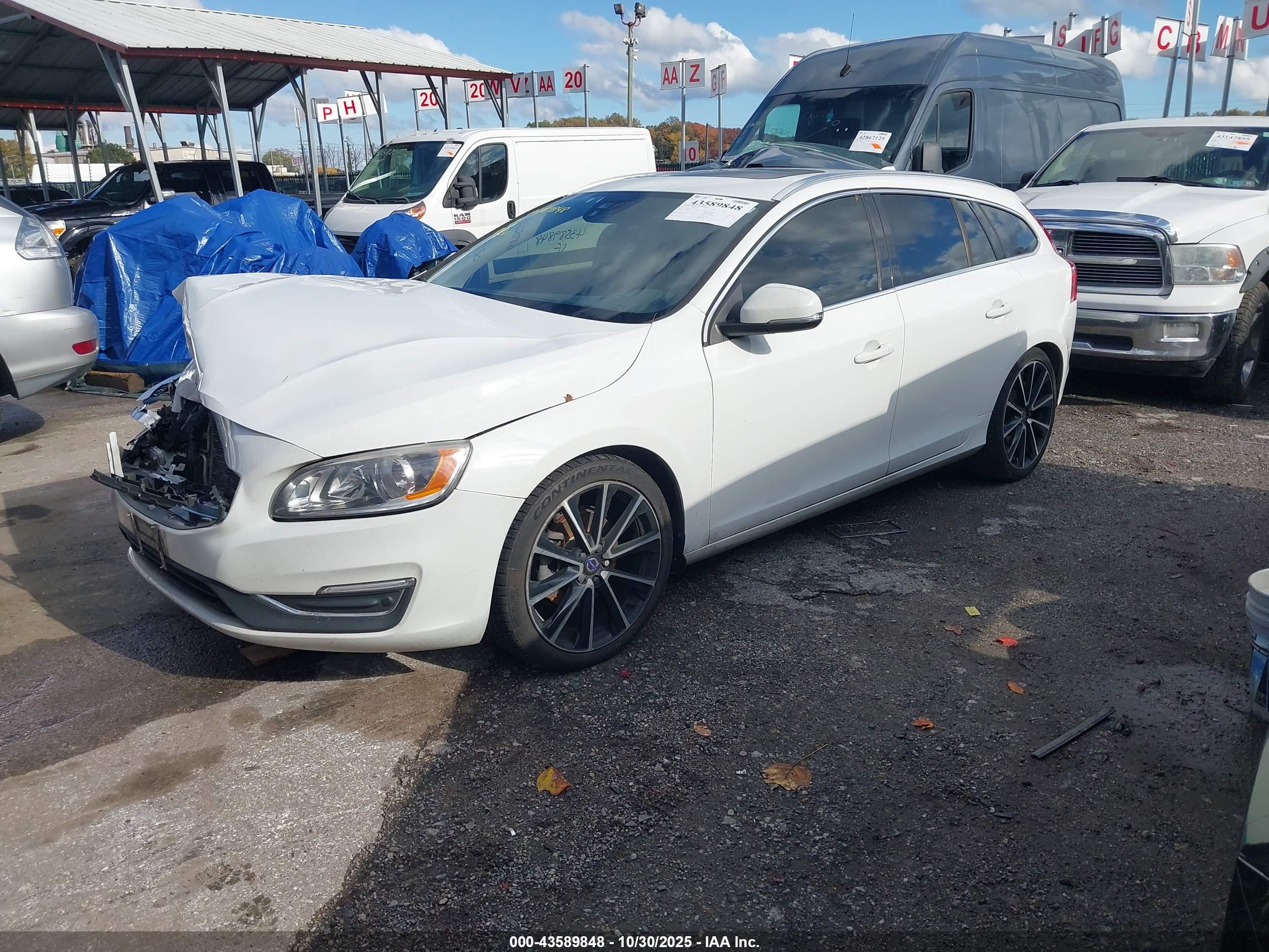 VOLVO V60 image 2
