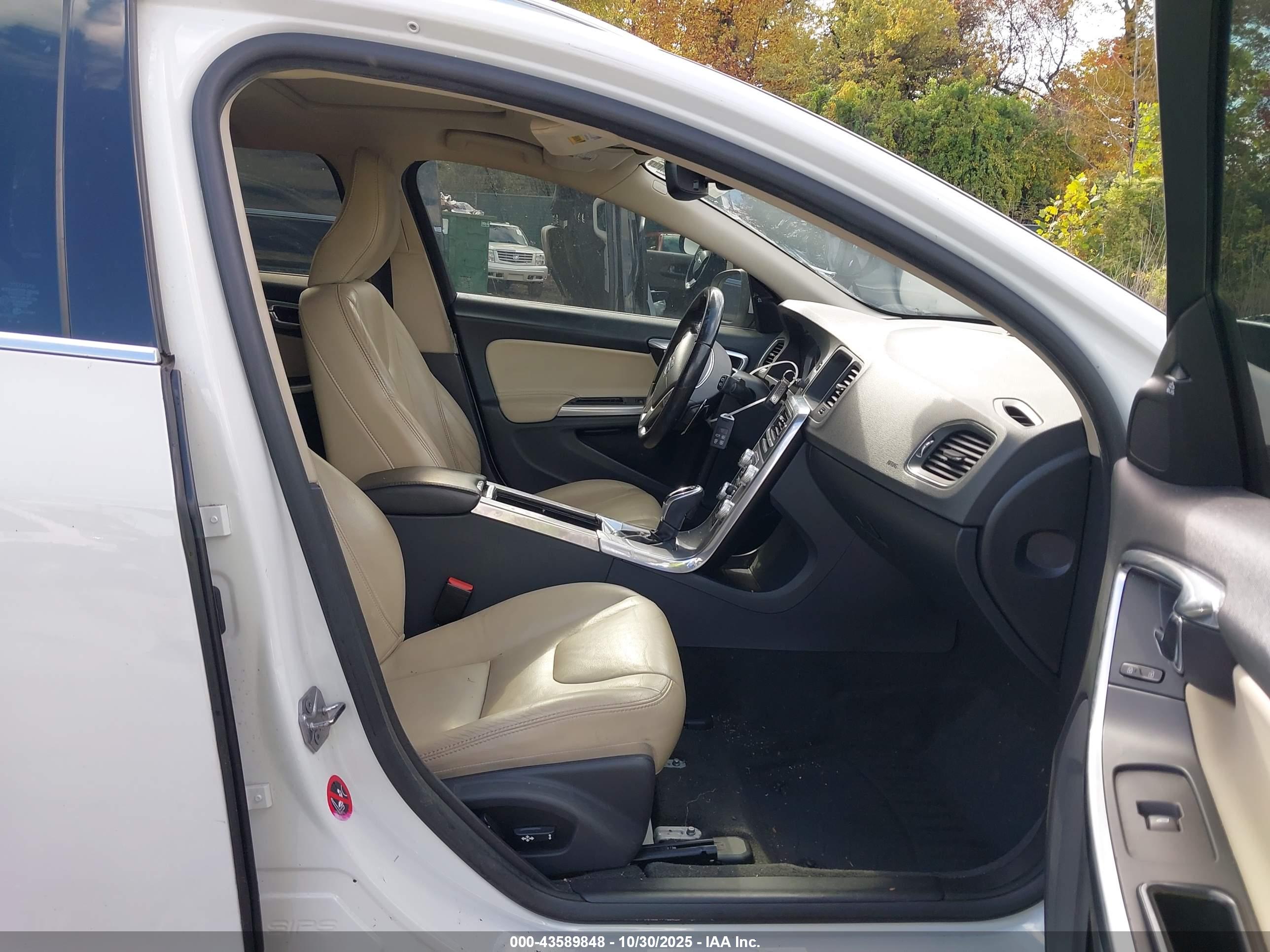 VOLVO V60 image 5