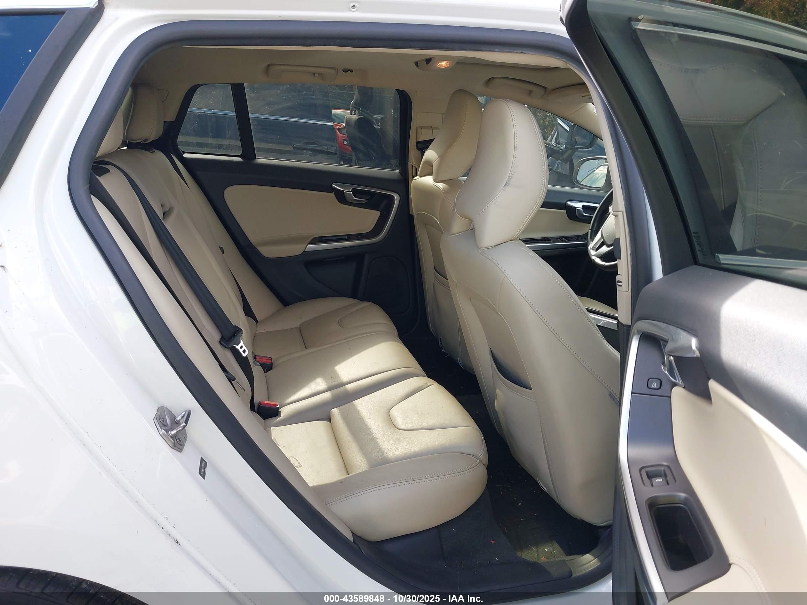 VOLVO V60 image 8