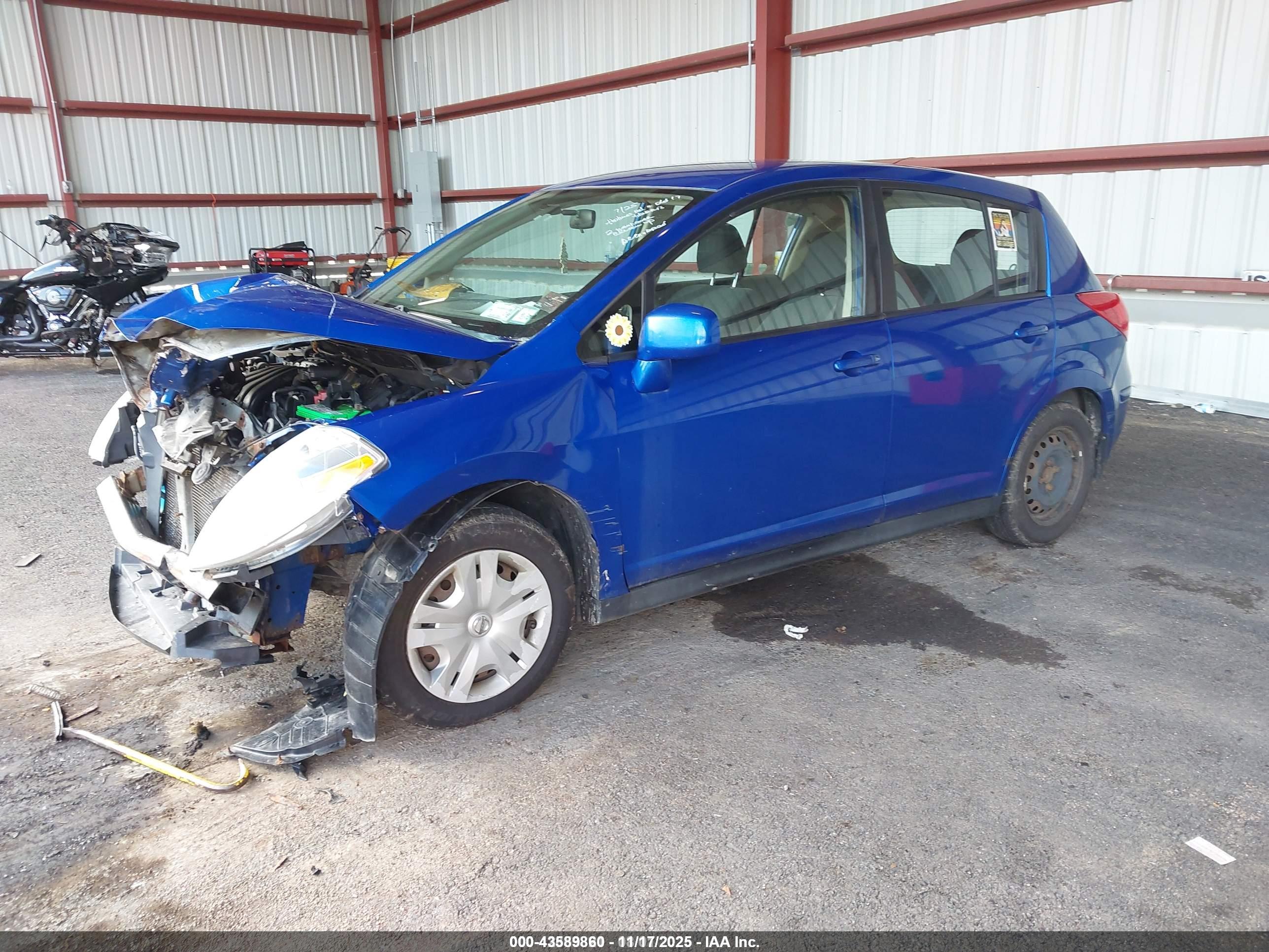 NISSAN VERSA image 2