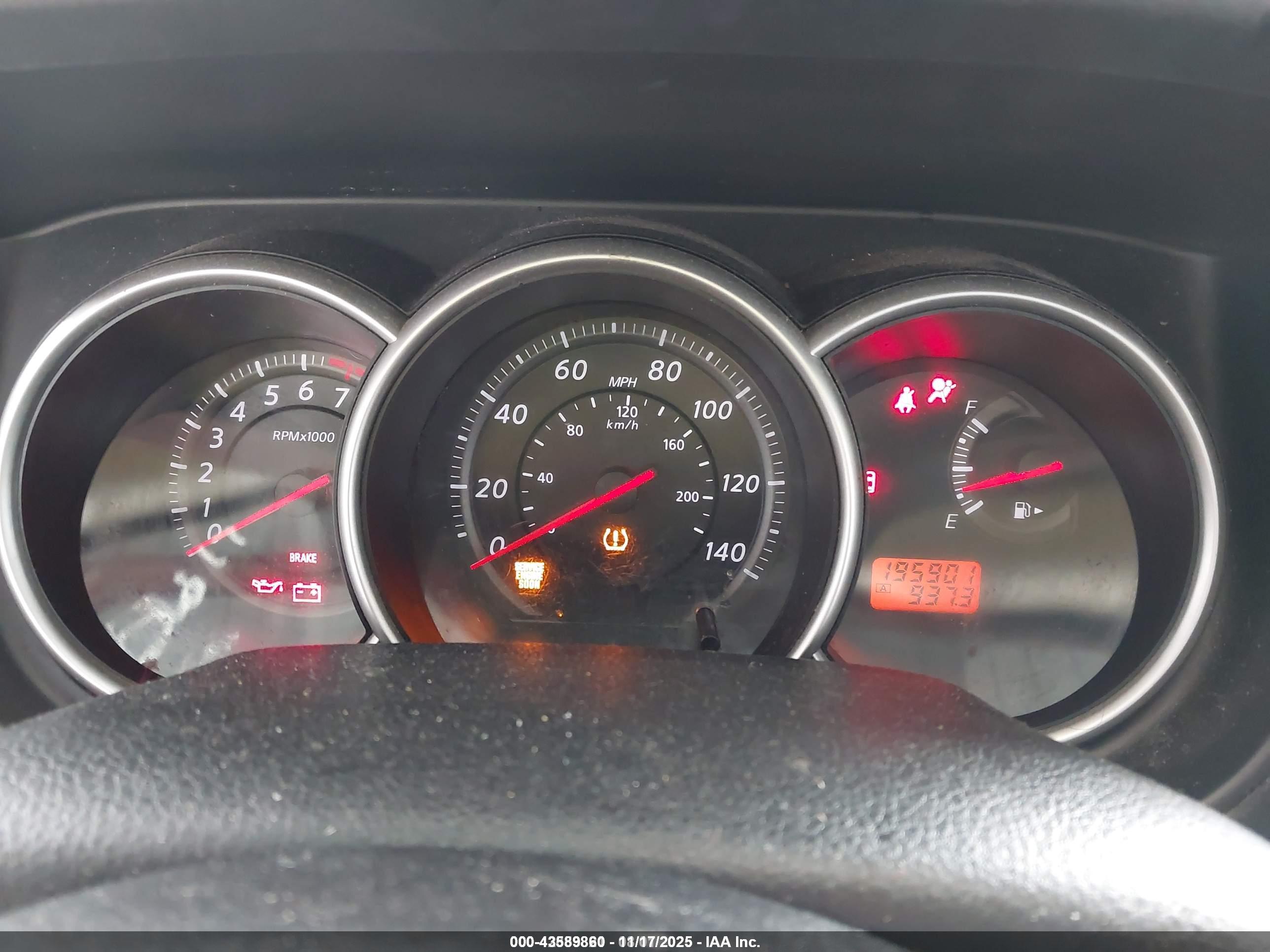 NISSAN VERSA image 7