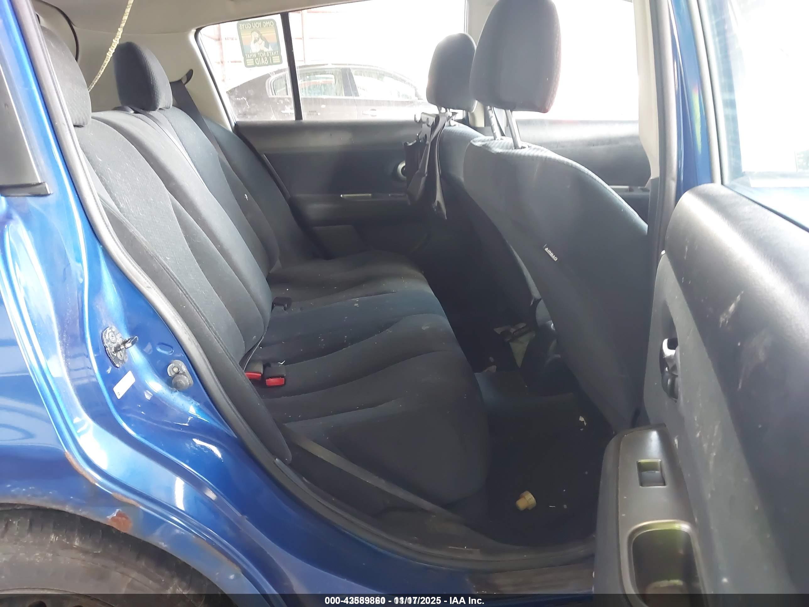 NISSAN VERSA image 8