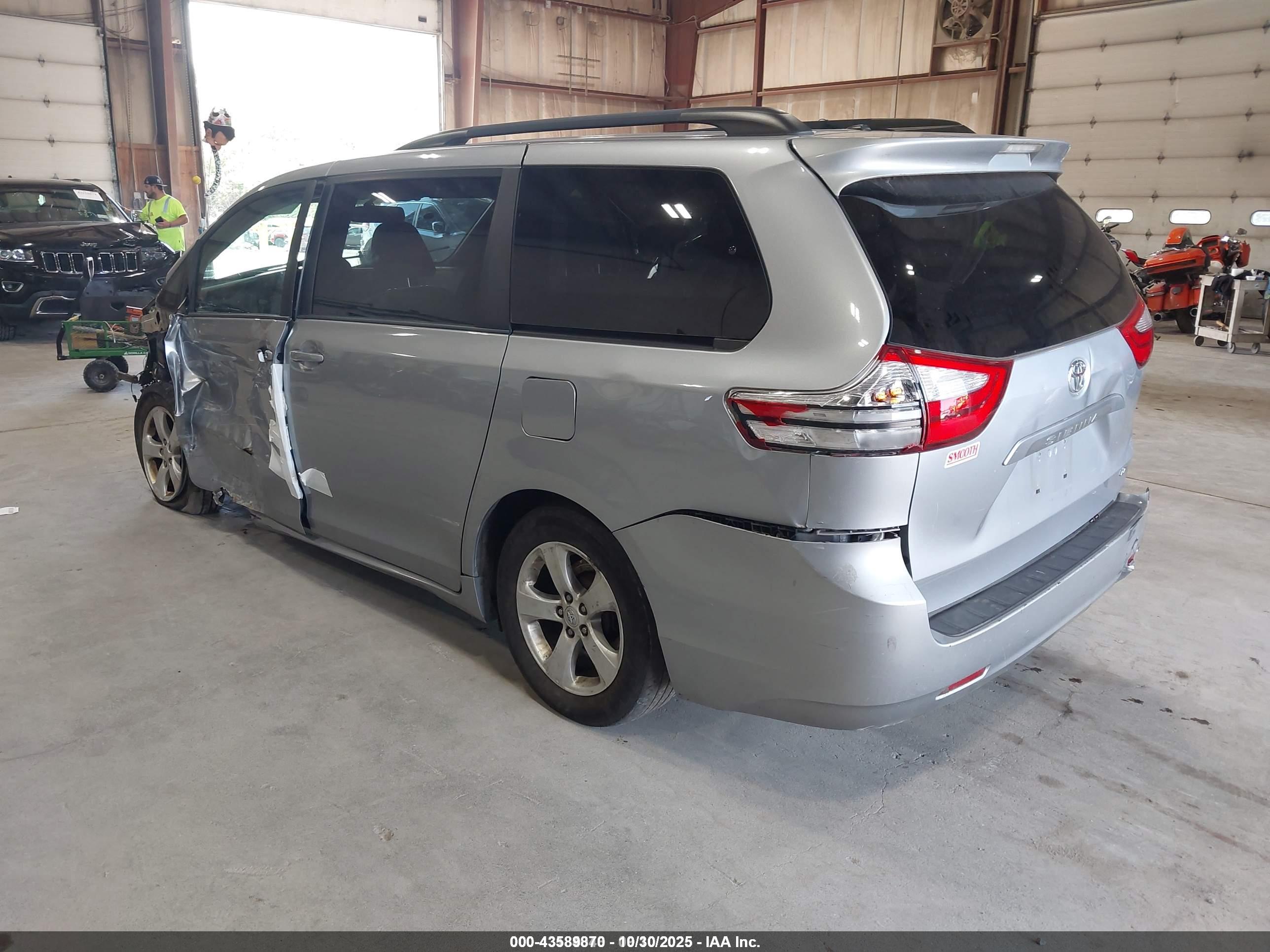 TOYOTA SIENNA image 3