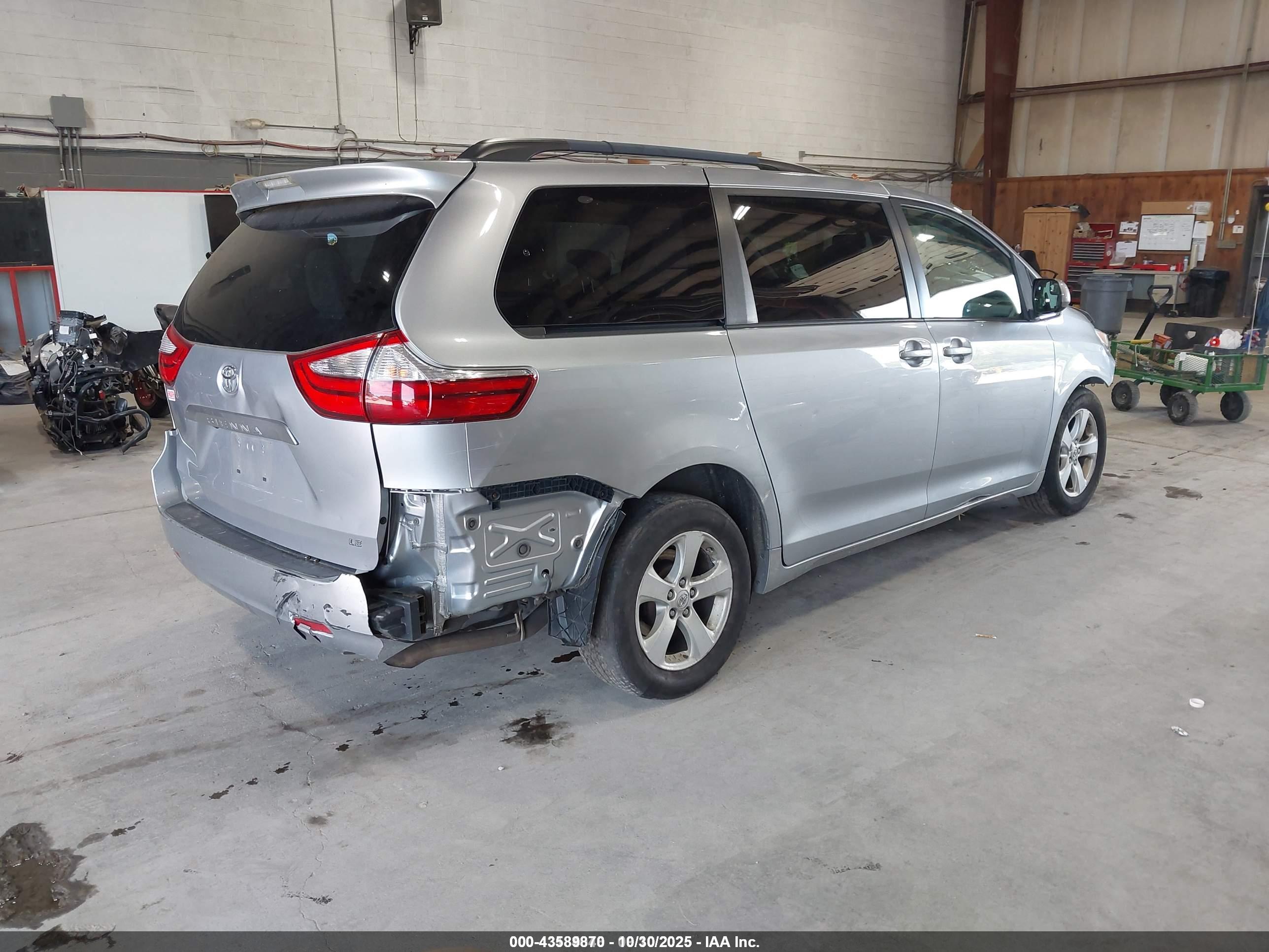 TOYOTA SIENNA image 4