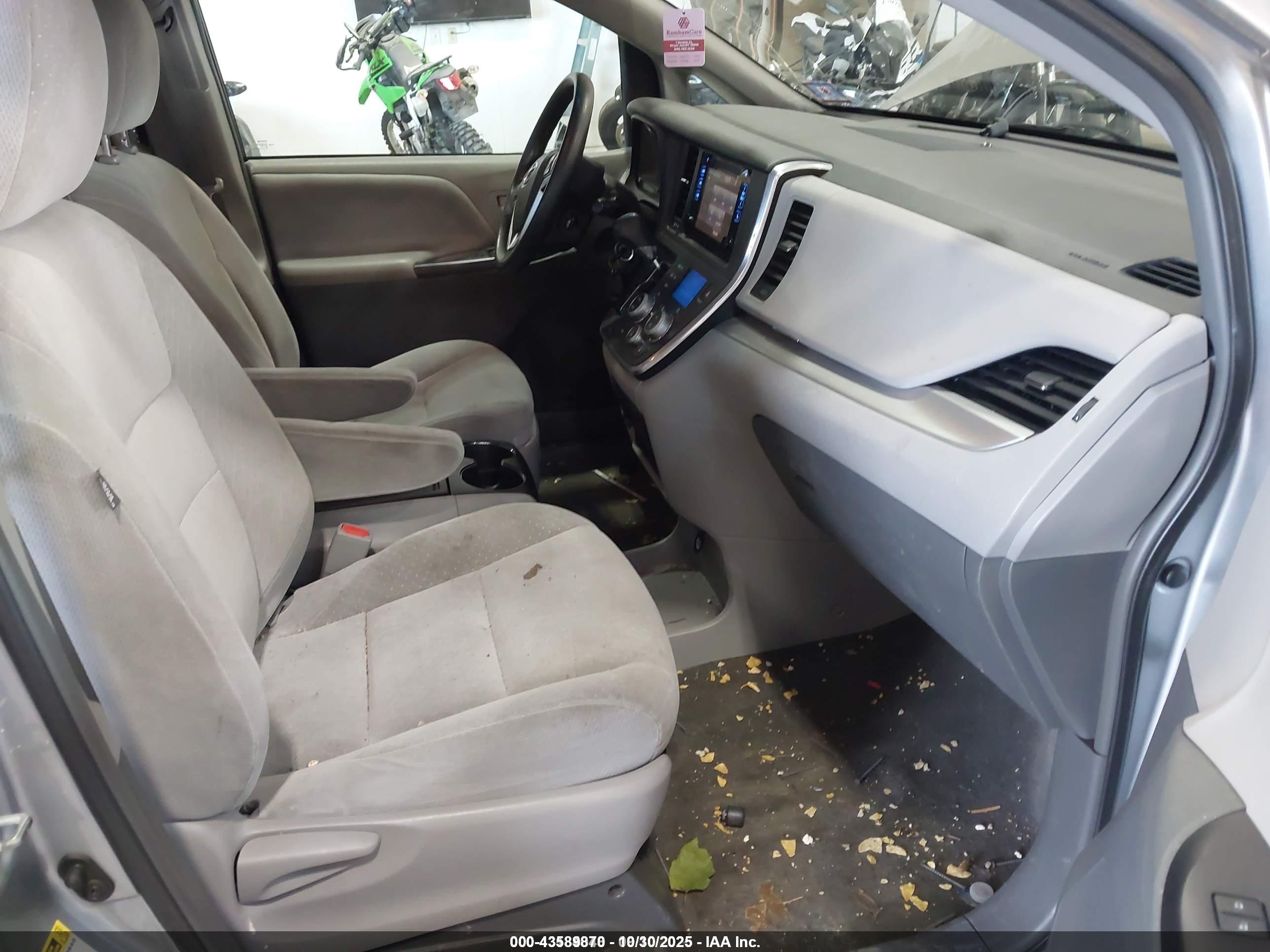 TOYOTA SIENNA image 5