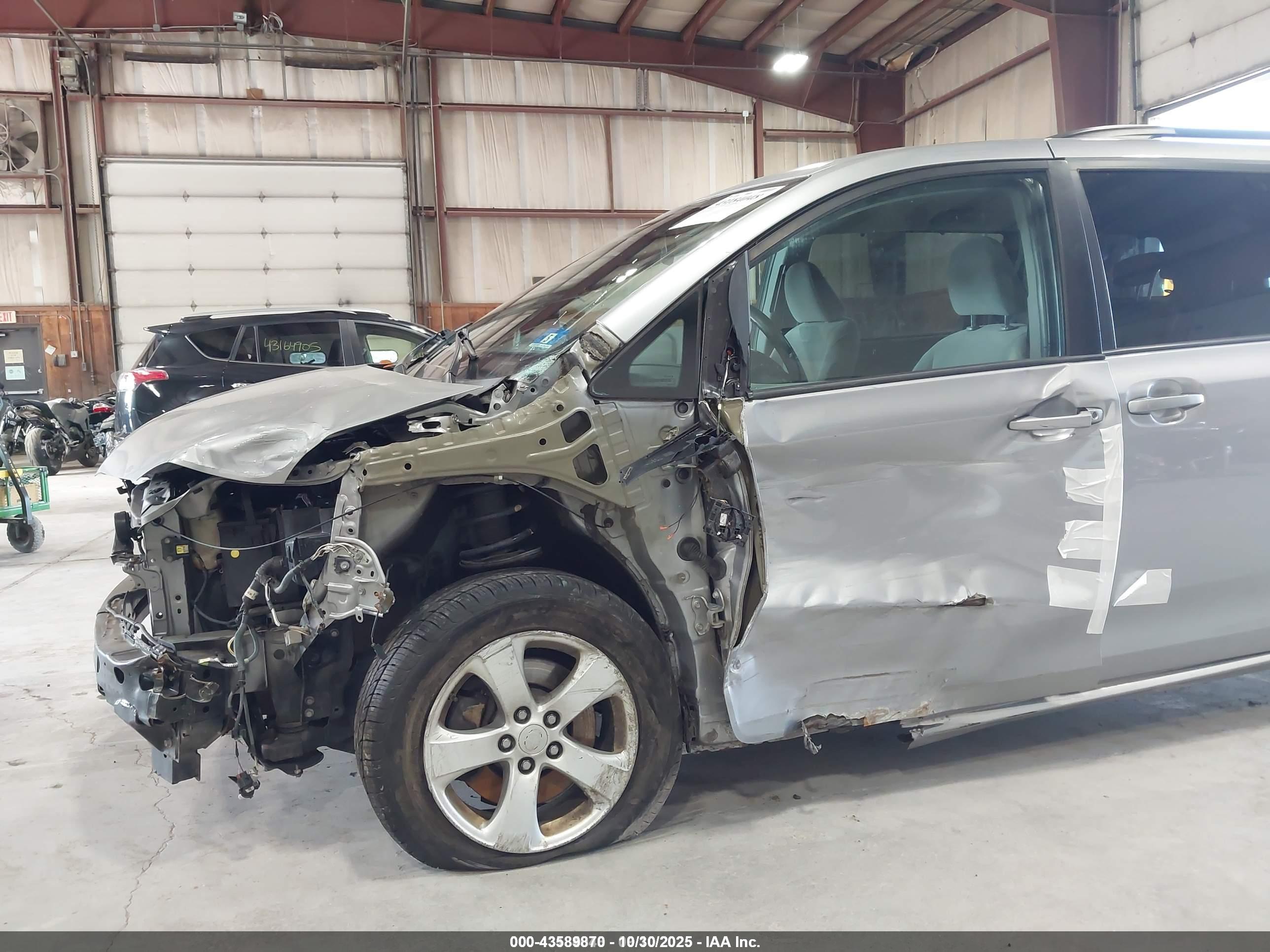 TOYOTA SIENNA image 6