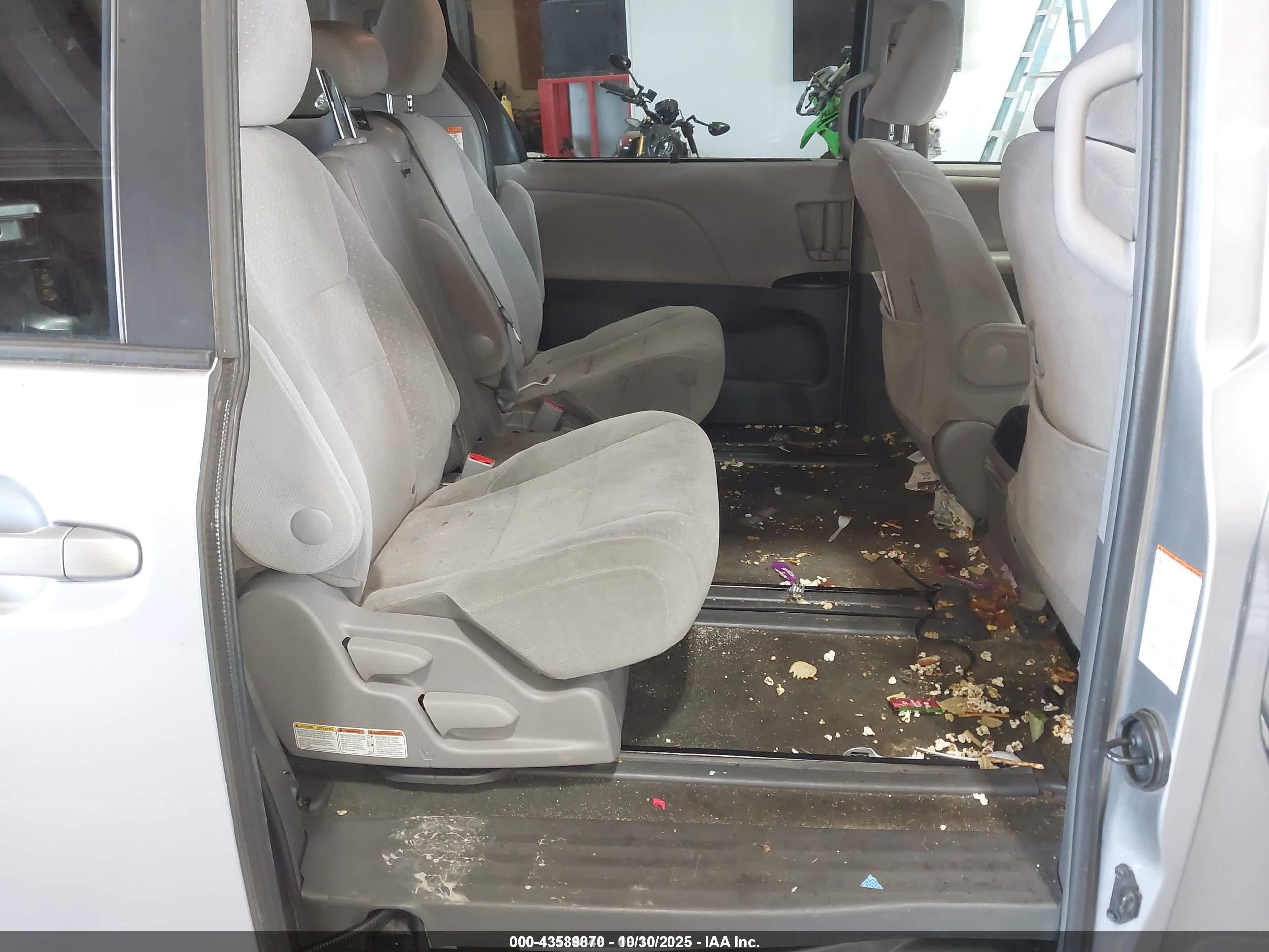TOYOTA SIENNA image 8