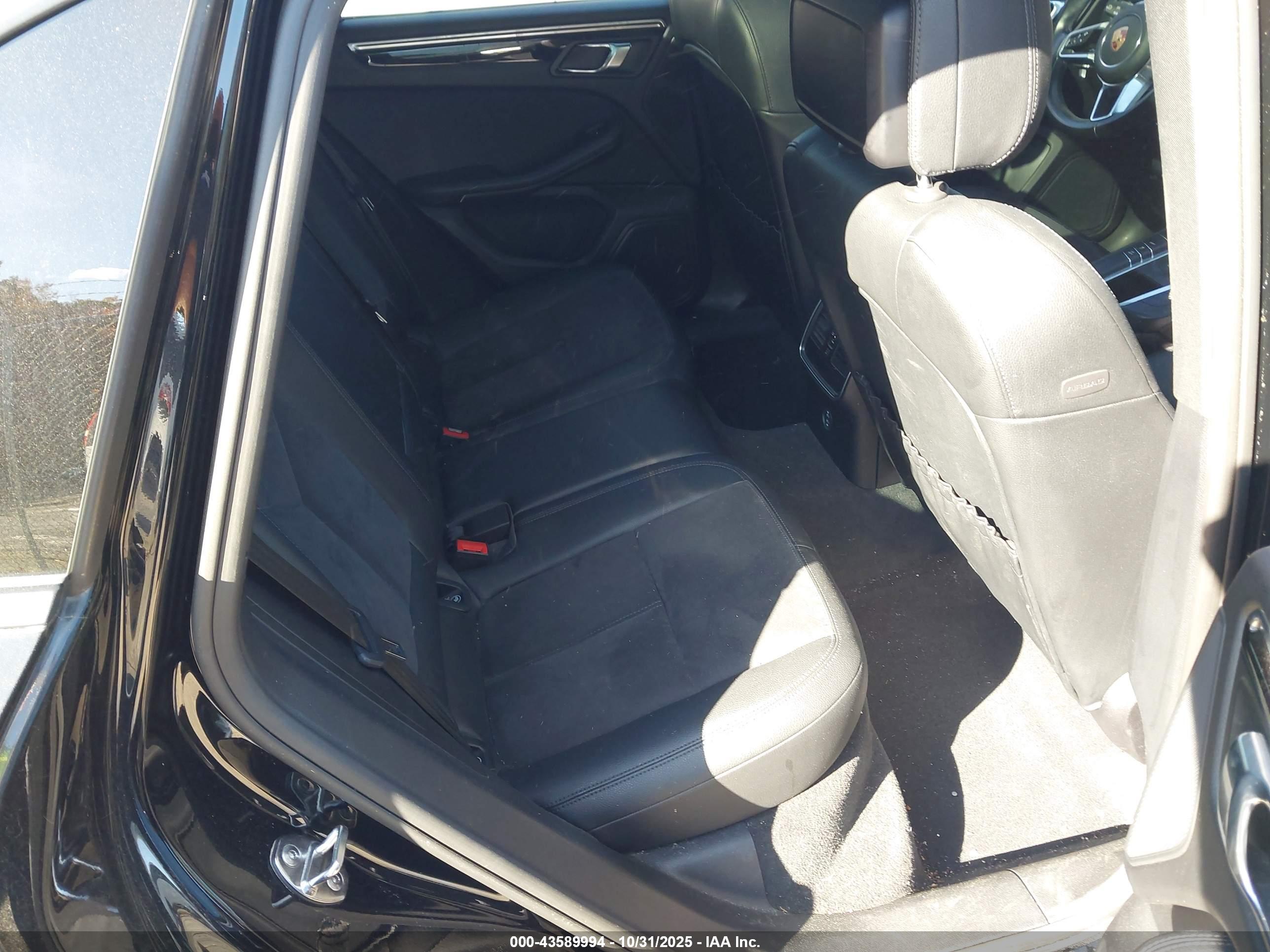 PORSCHE MACAN image 8
