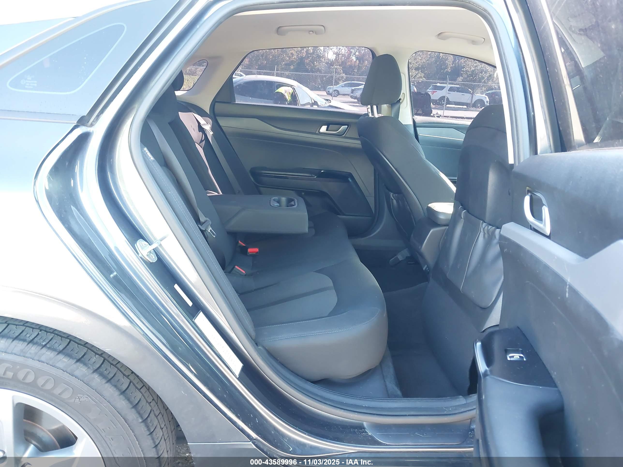 KIA K5 image 8