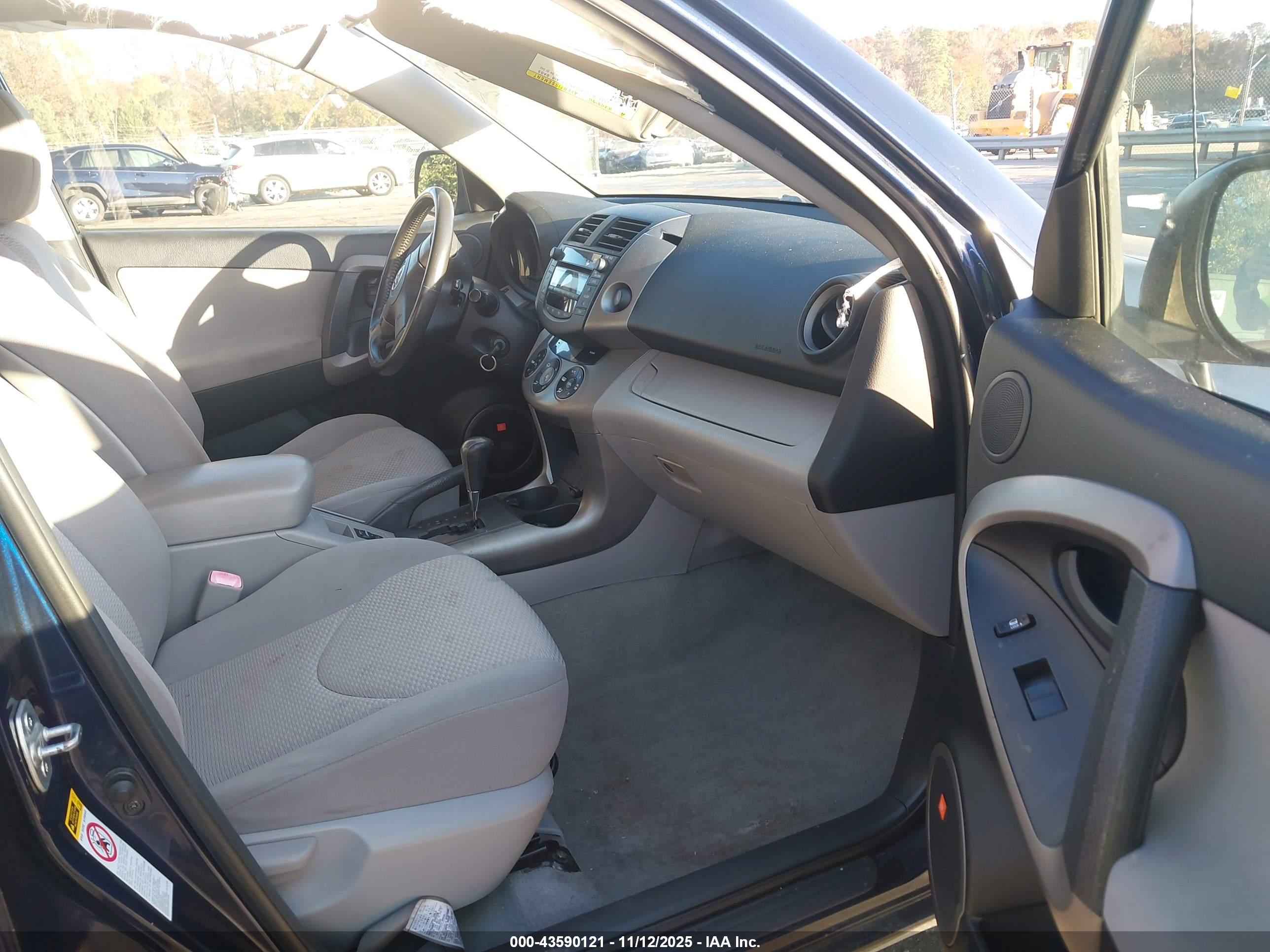 TOYOTA RAV4 image 5