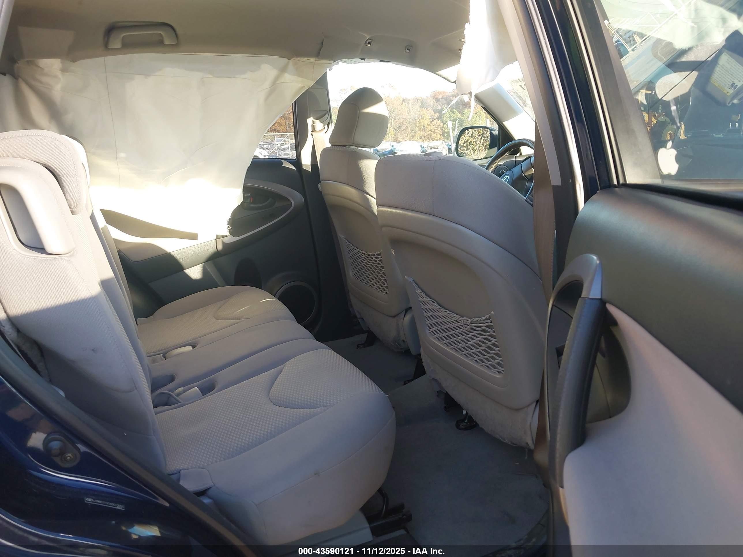 TOYOTA RAV4 image 8