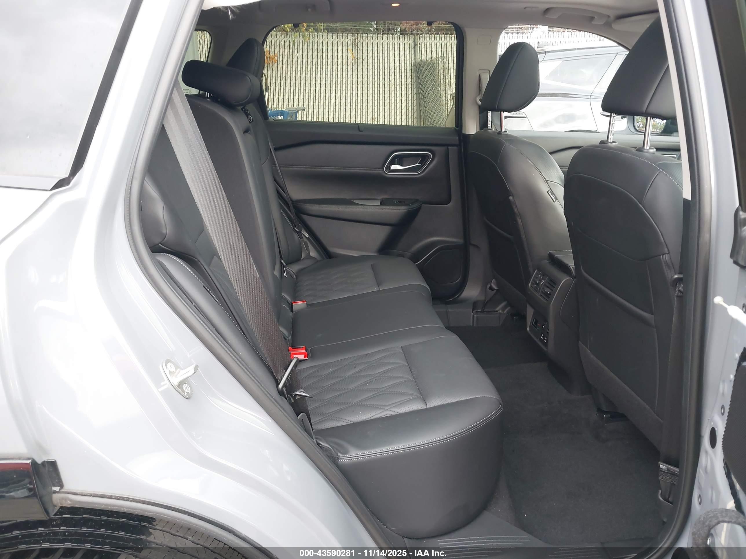 NISSAN ROGUE image 8
