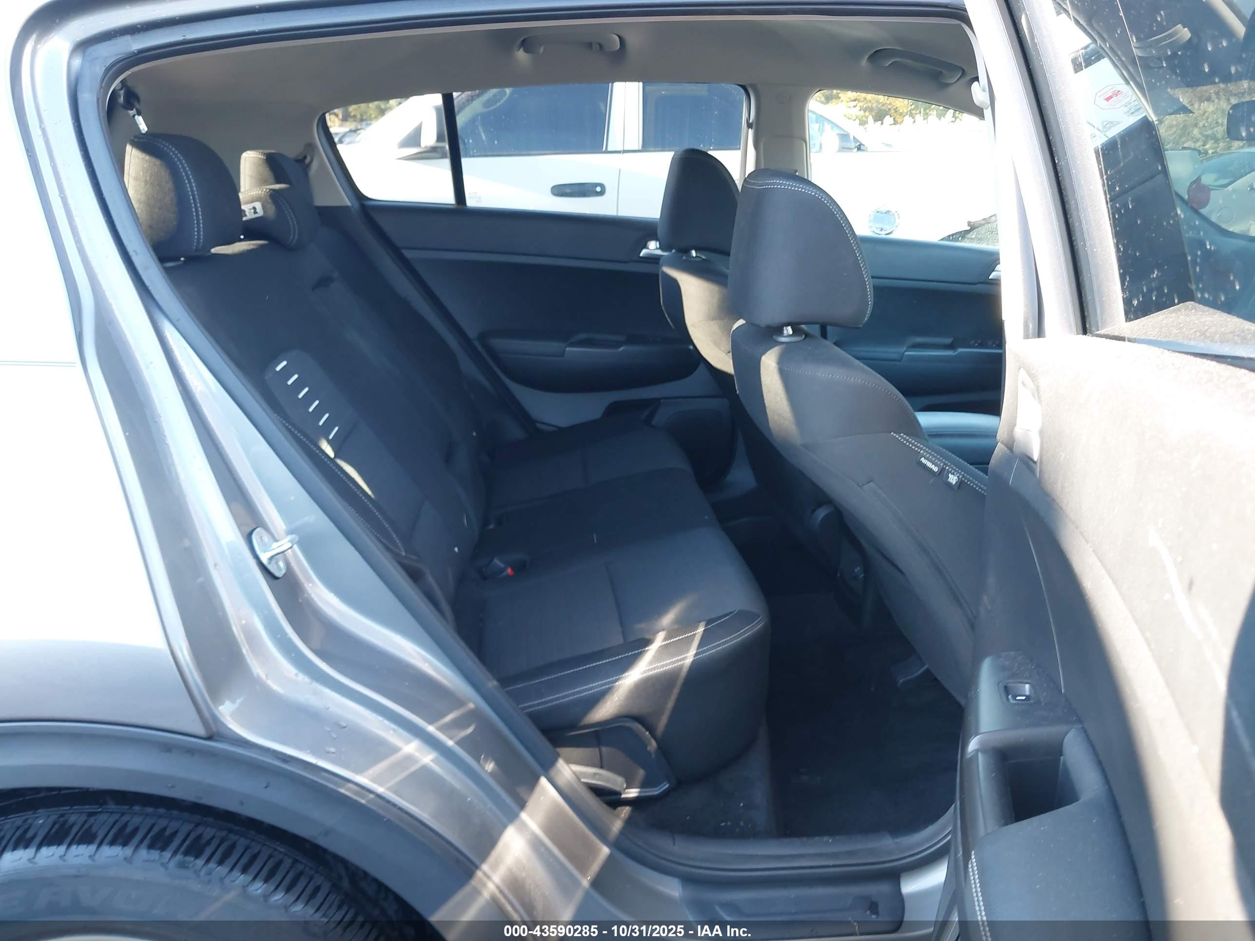 KIA SPORTAGE image 8