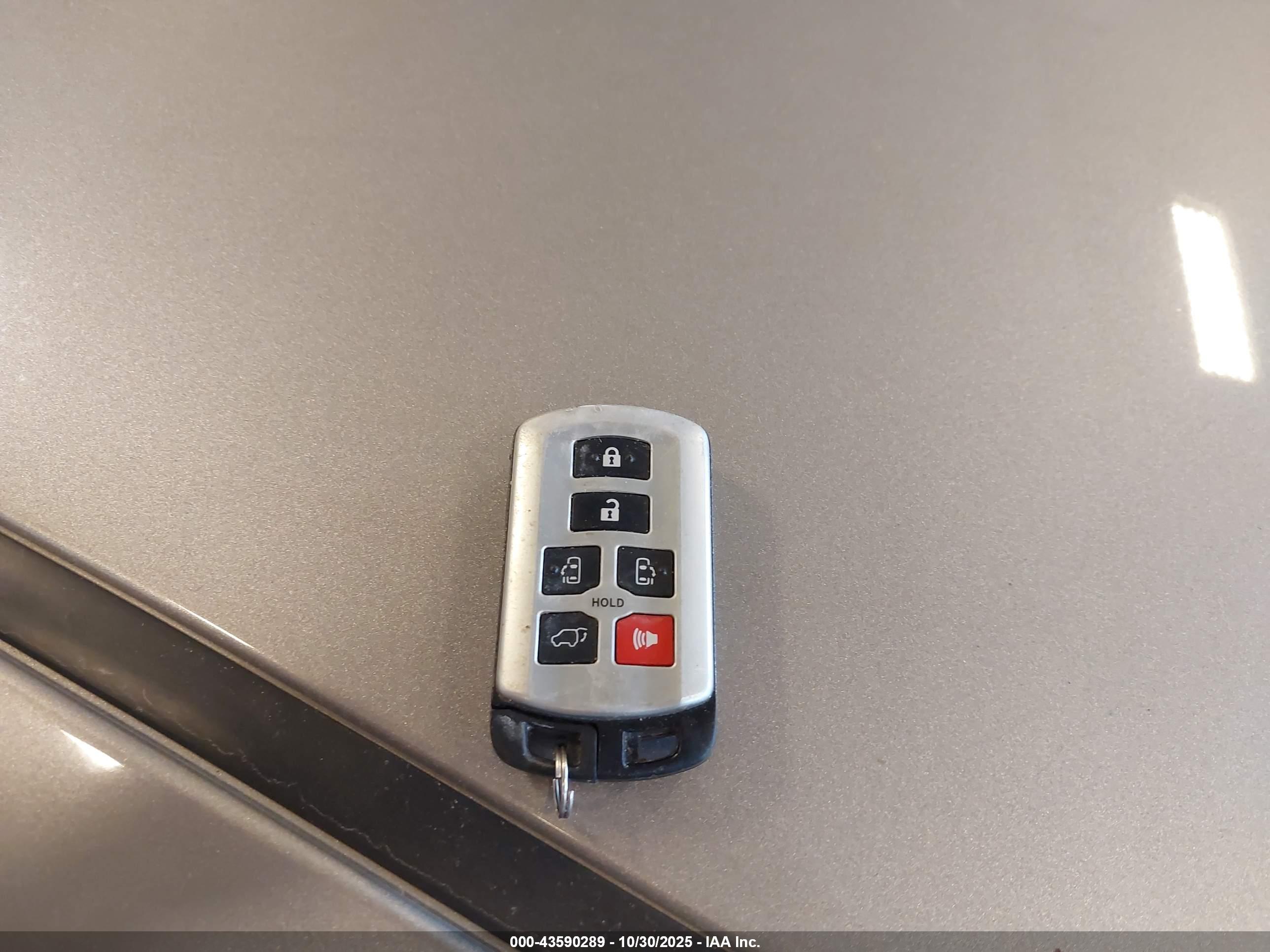 TOYOTA SIENNA image 11