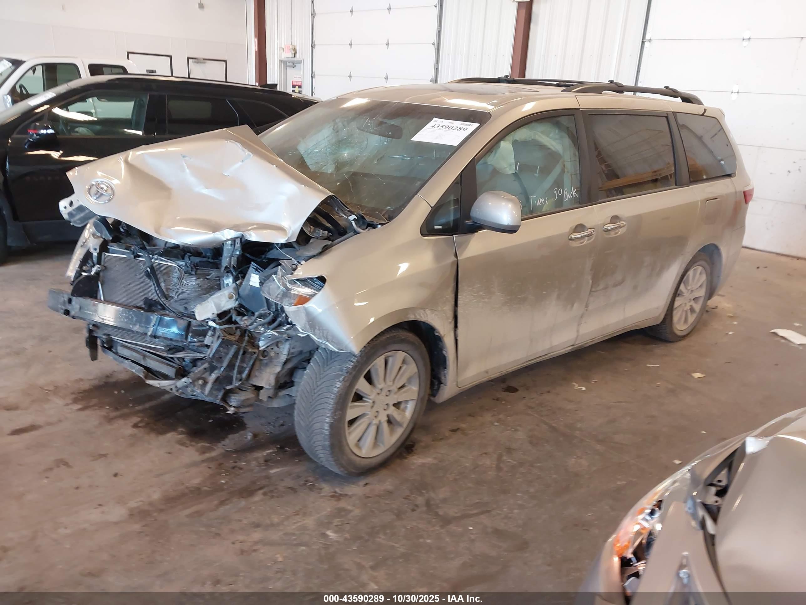 TOYOTA SIENNA image 2