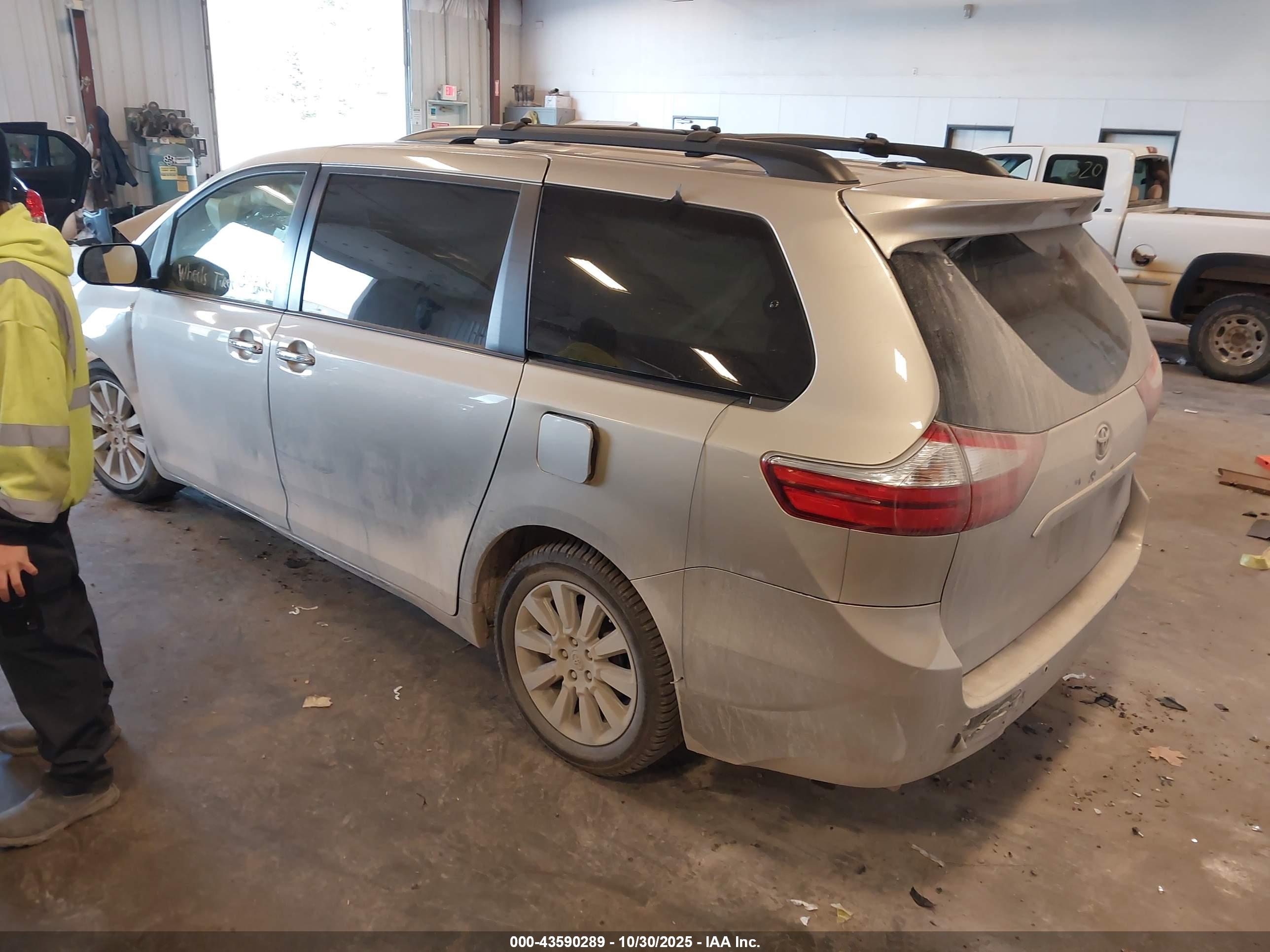 TOYOTA SIENNA image 3