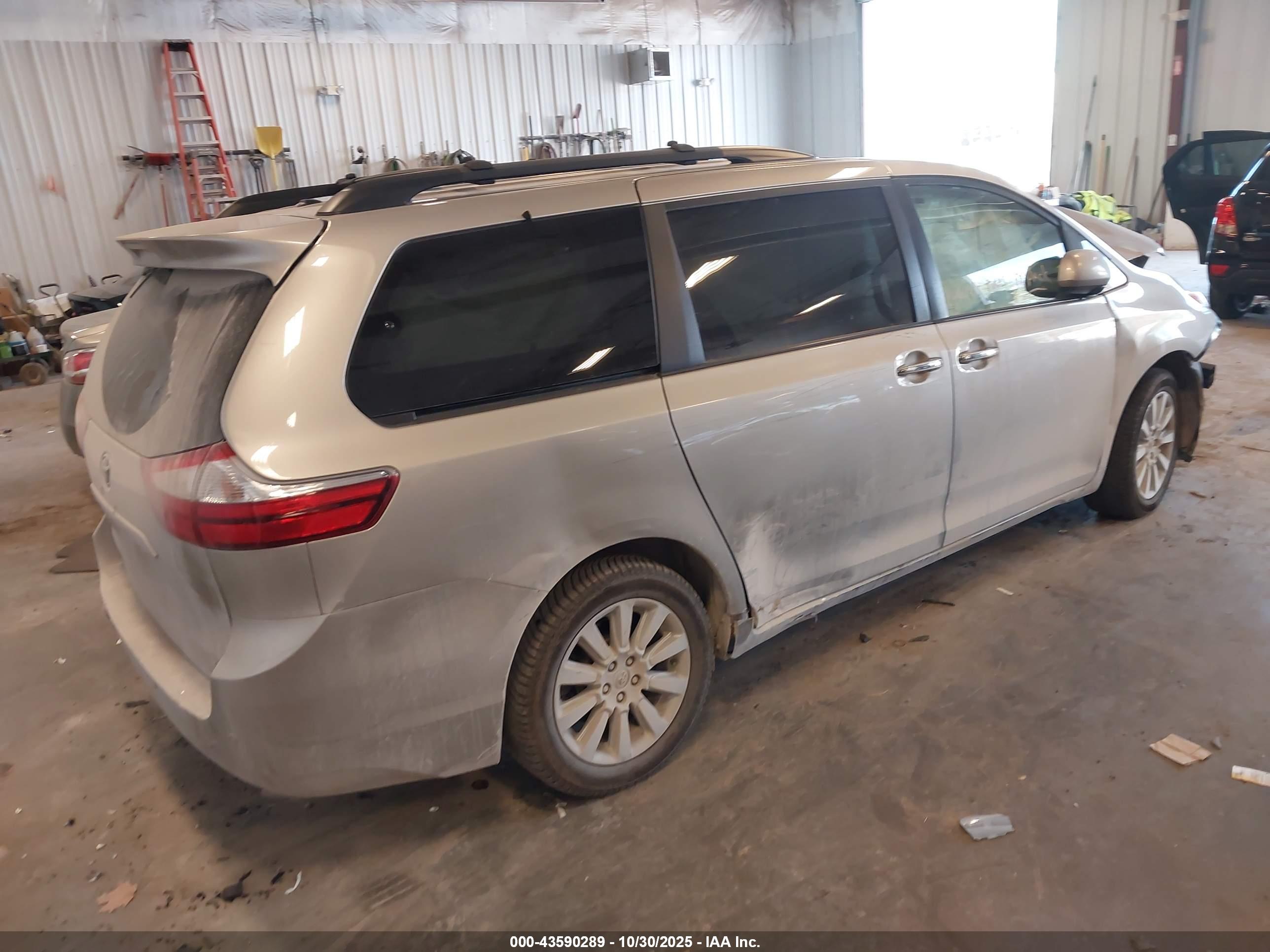 TOYOTA SIENNA image 4