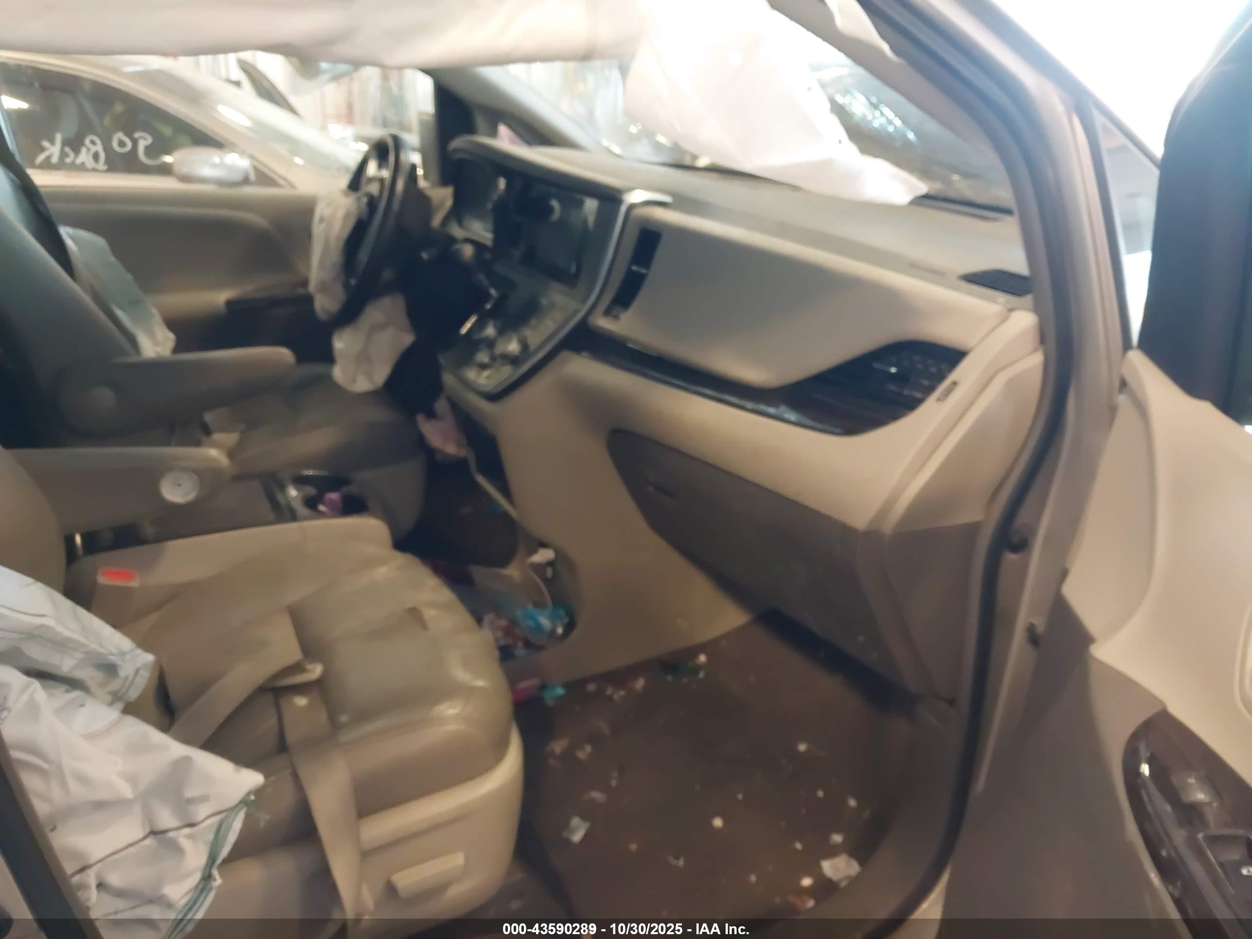 TOYOTA SIENNA image 5
