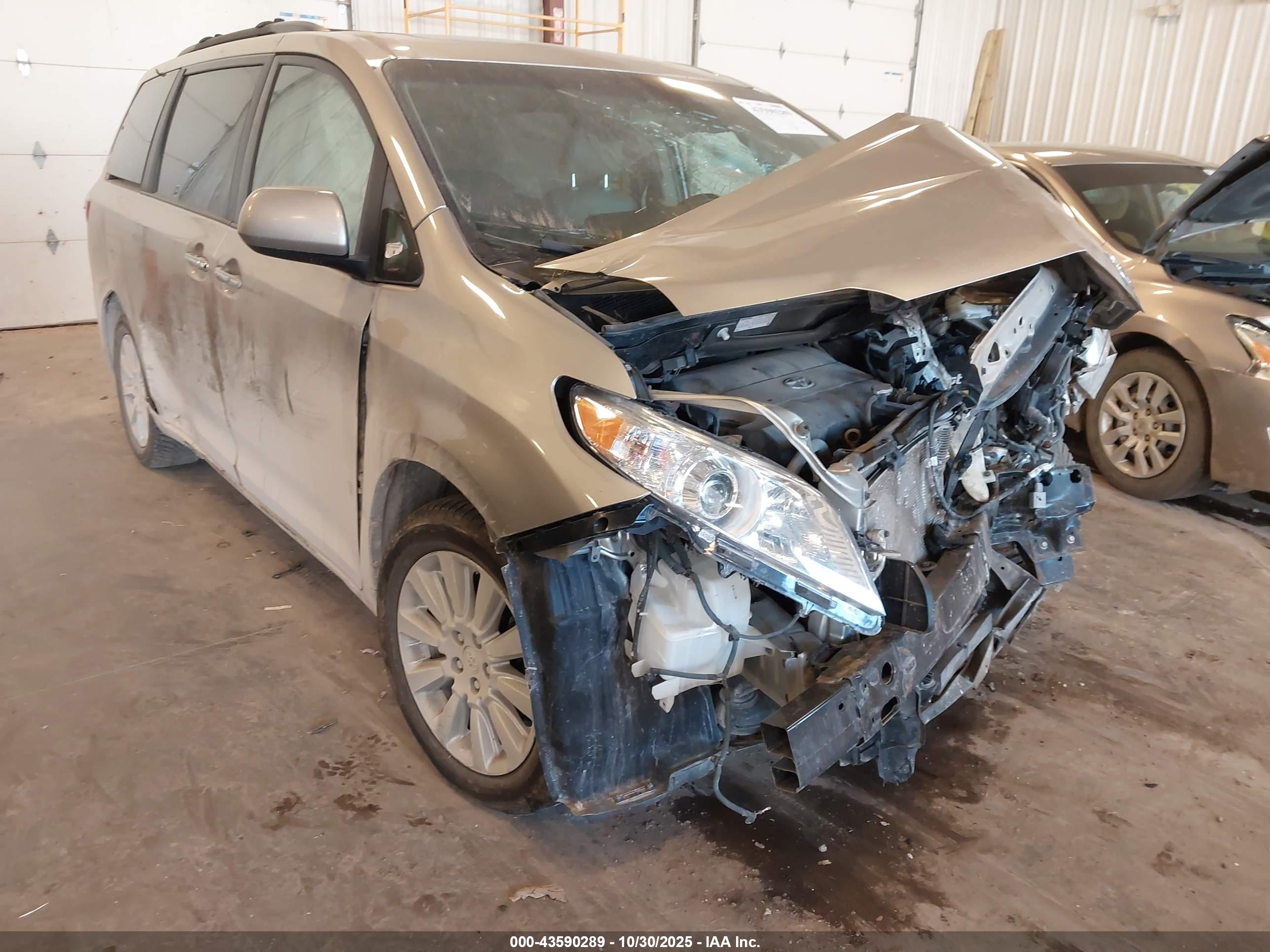 TOYOTA SIENNA image 6