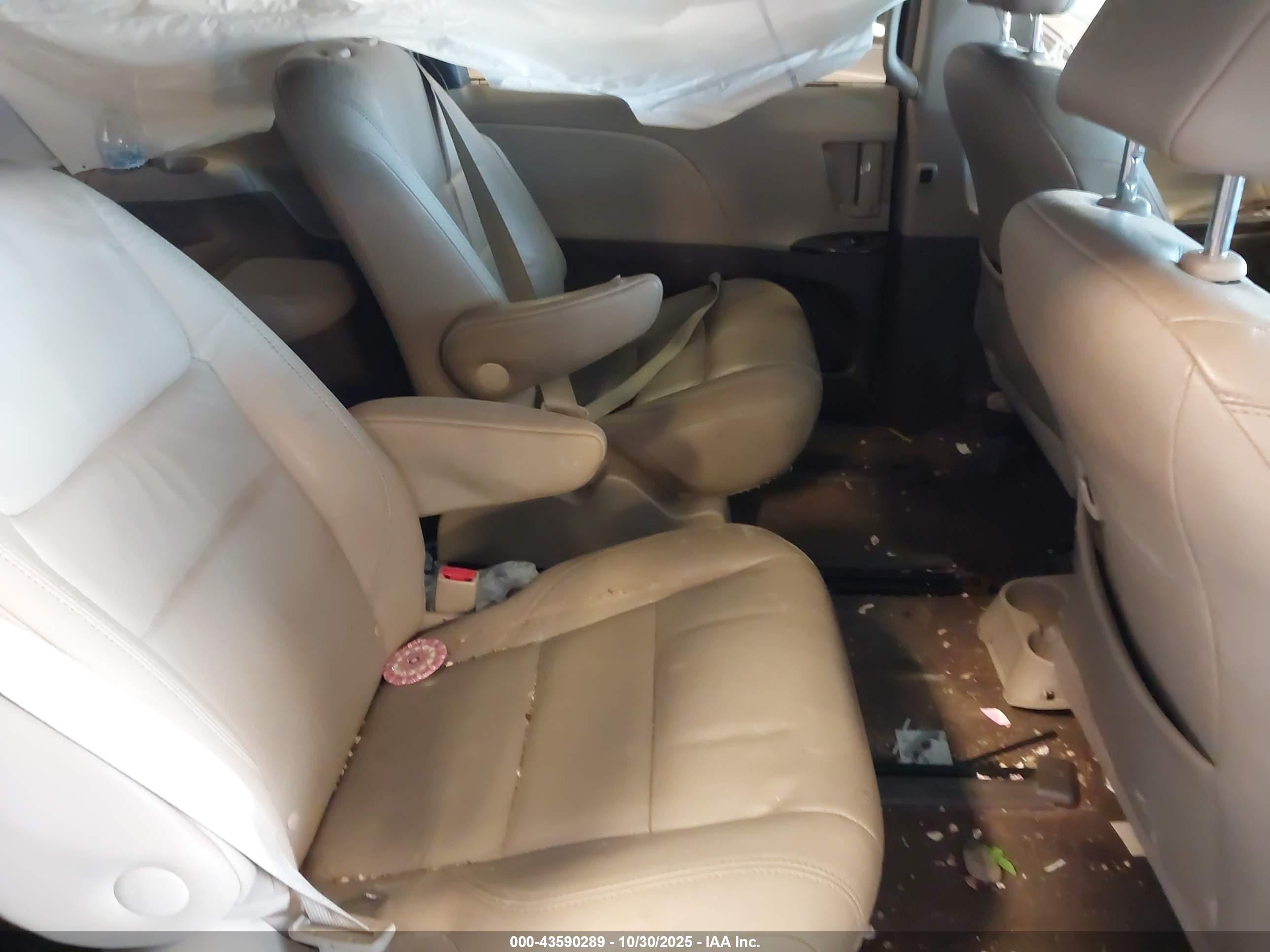 TOYOTA SIENNA image 8