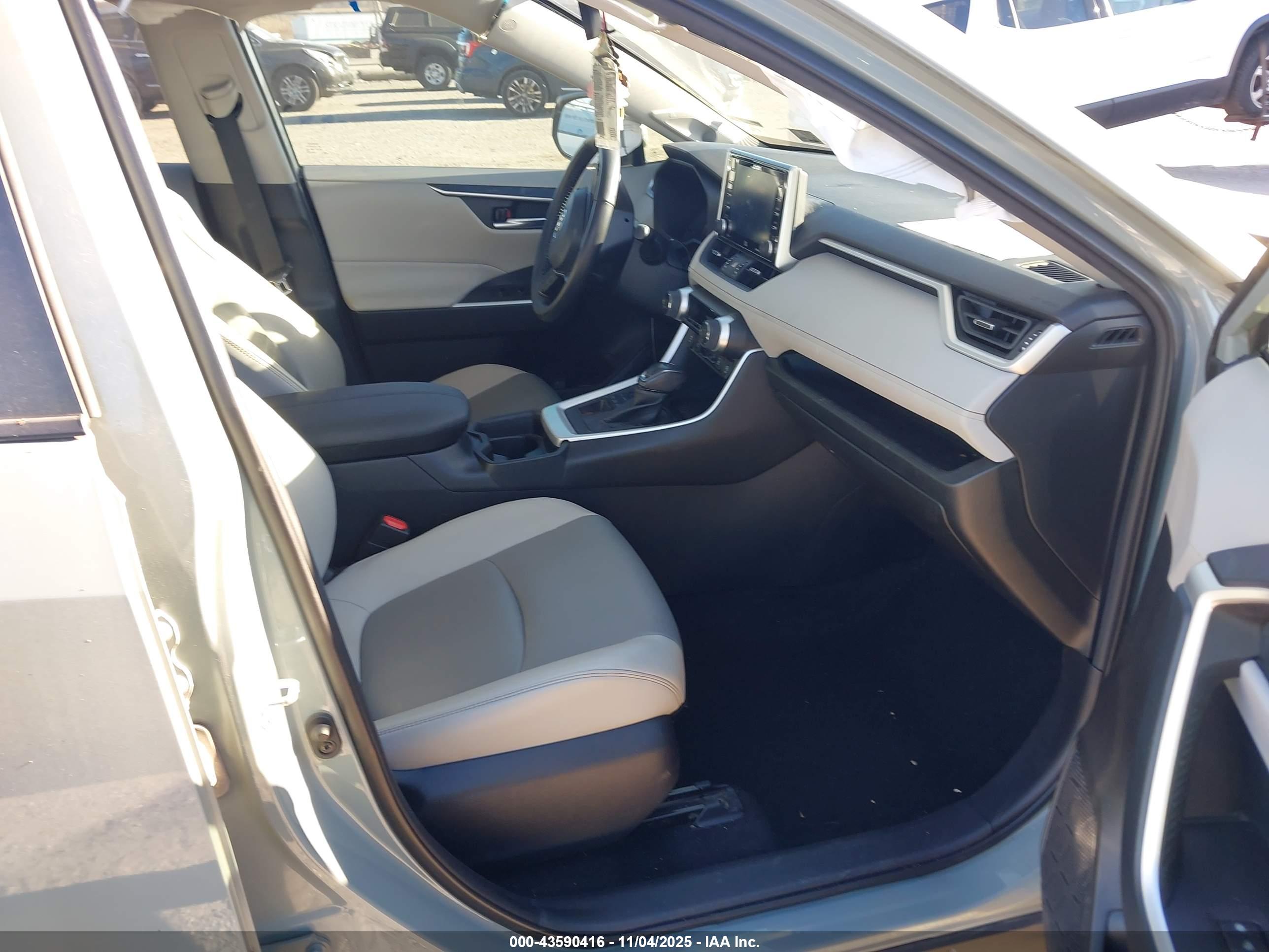 TOYOTA RAV4 image 5