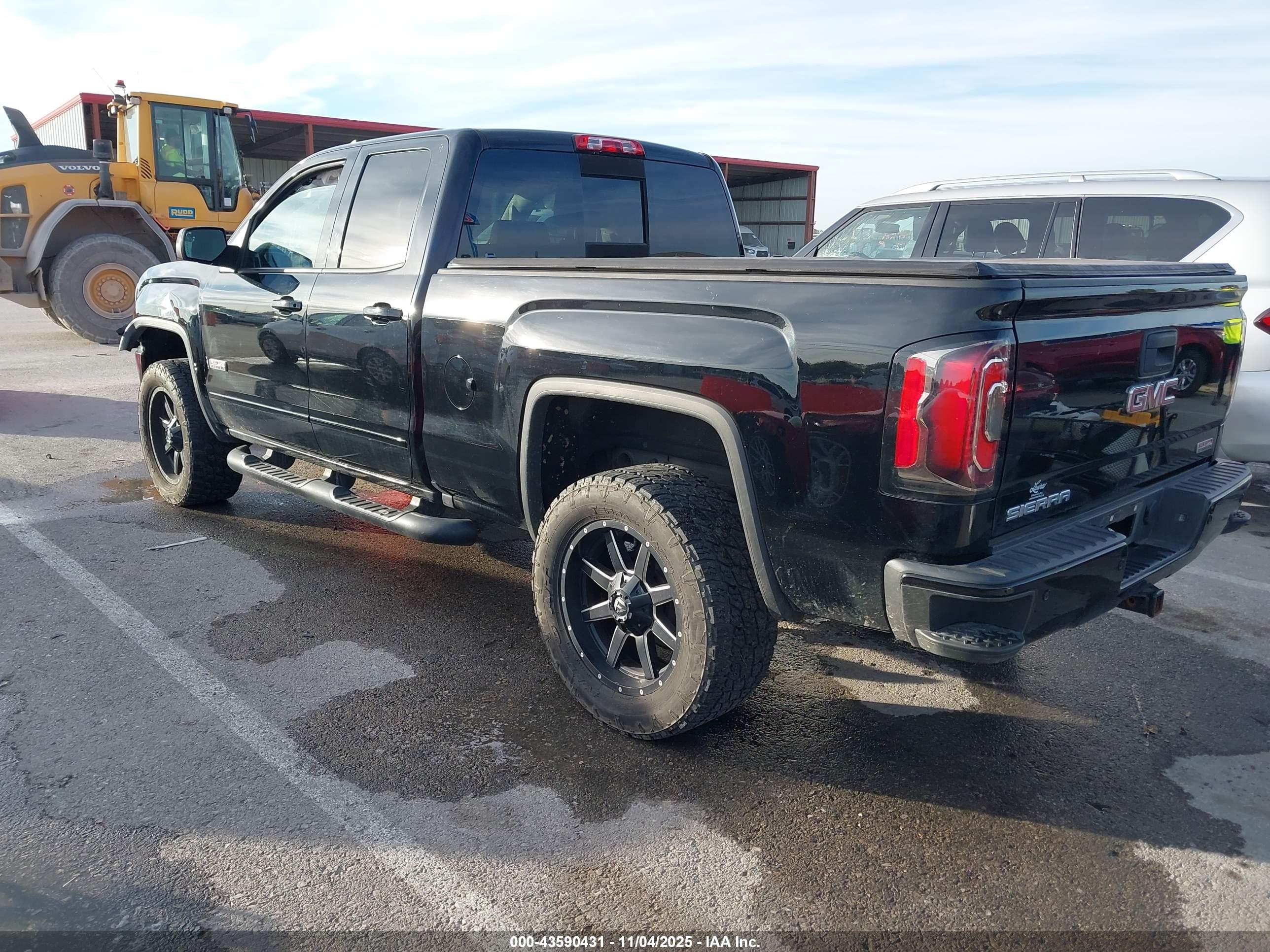 GMC SIERRA image 3