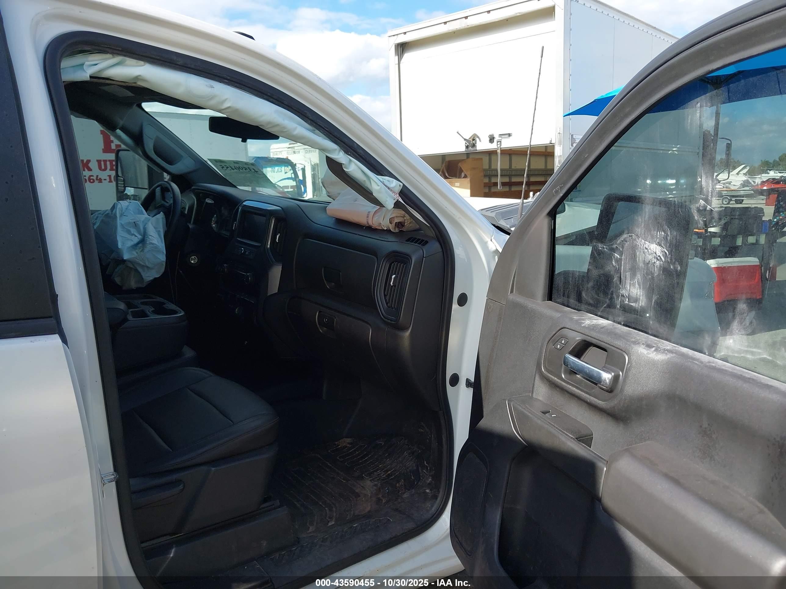 CHEVROLET SILVERADO image 5