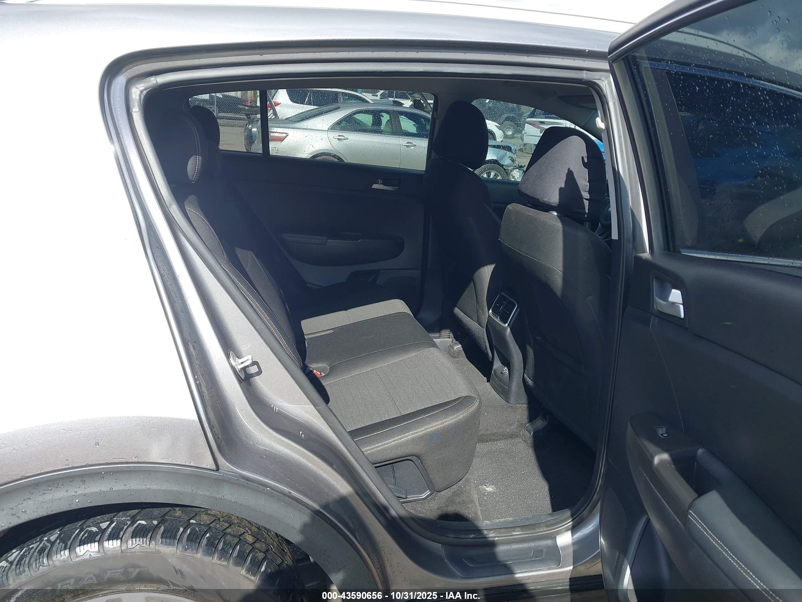 KIA SPORTAGE image 8