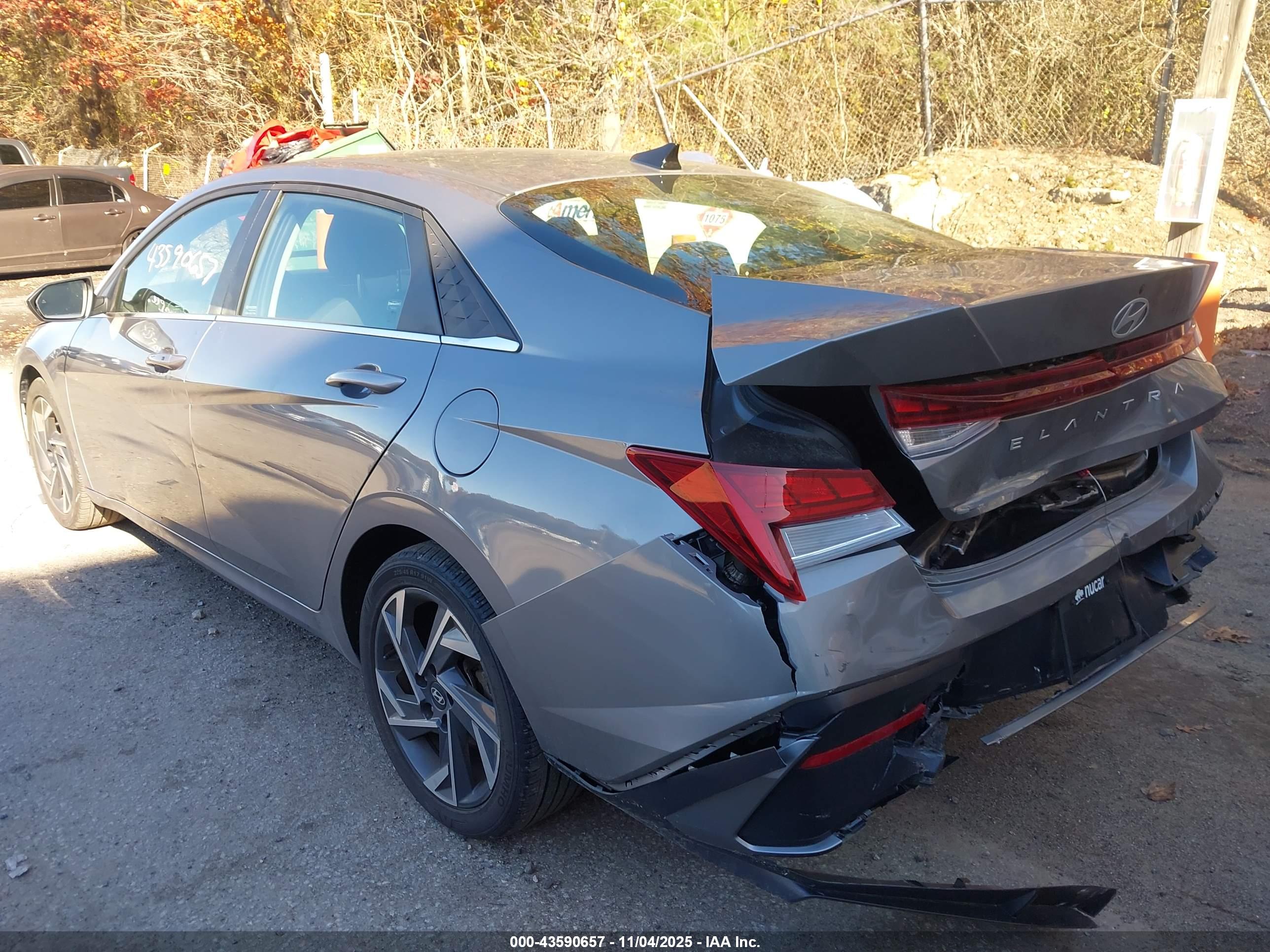 HYUNDAI ELANTRA image 3
