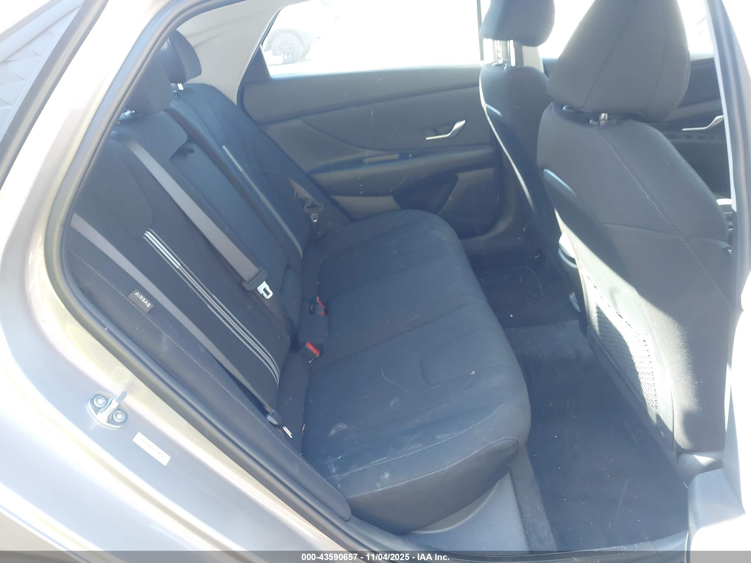 HYUNDAI ELANTRA image 8