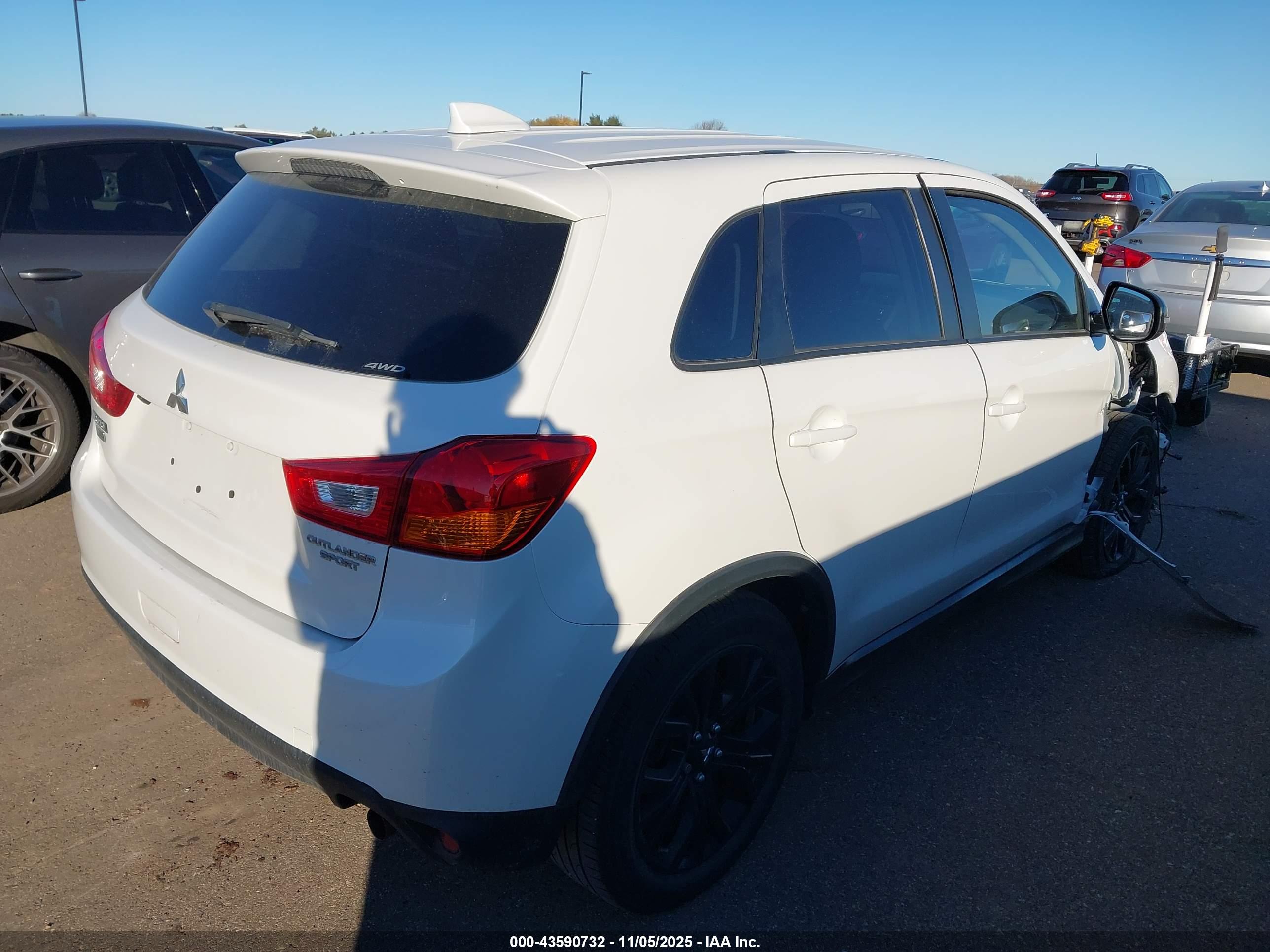 MITSUBISHI OUTLANDER image 4