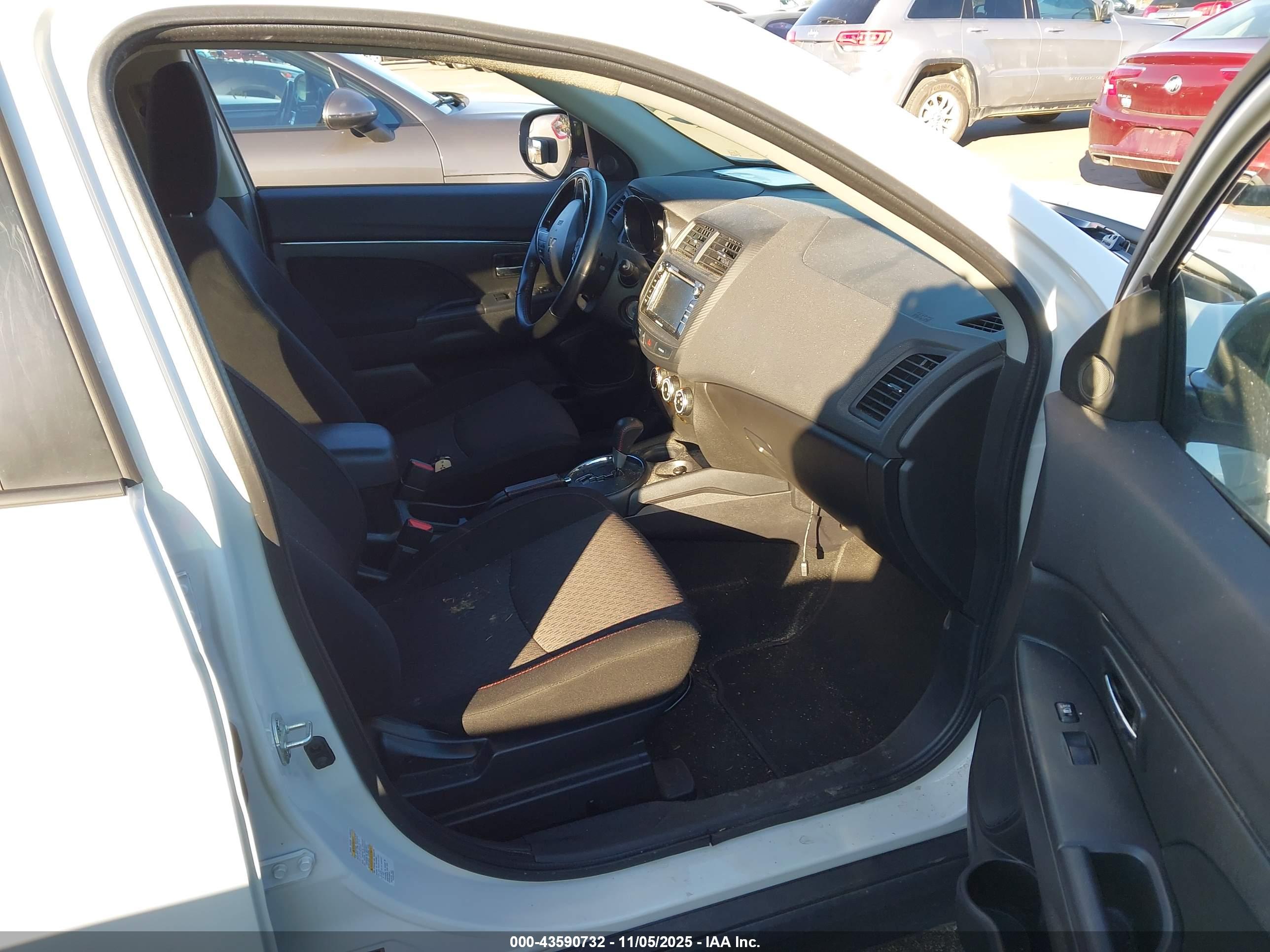 MITSUBISHI OUTLANDER image 5