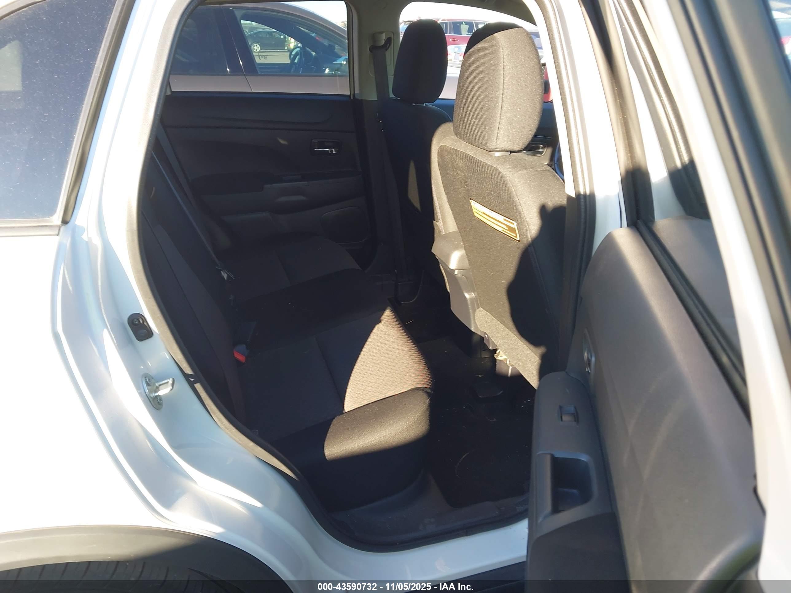 MITSUBISHI OUTLANDER image 8