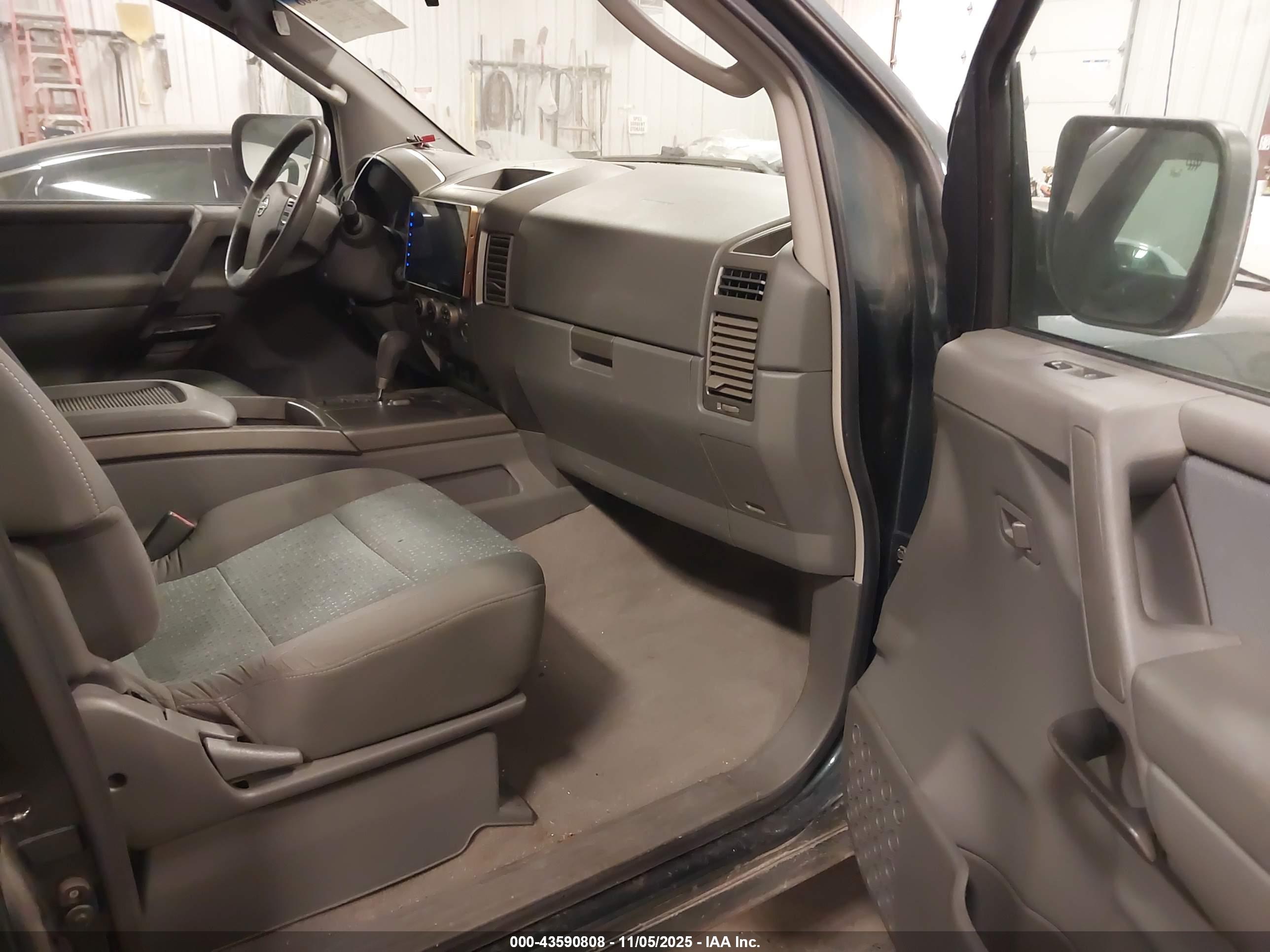 NISSAN TITAN image 5