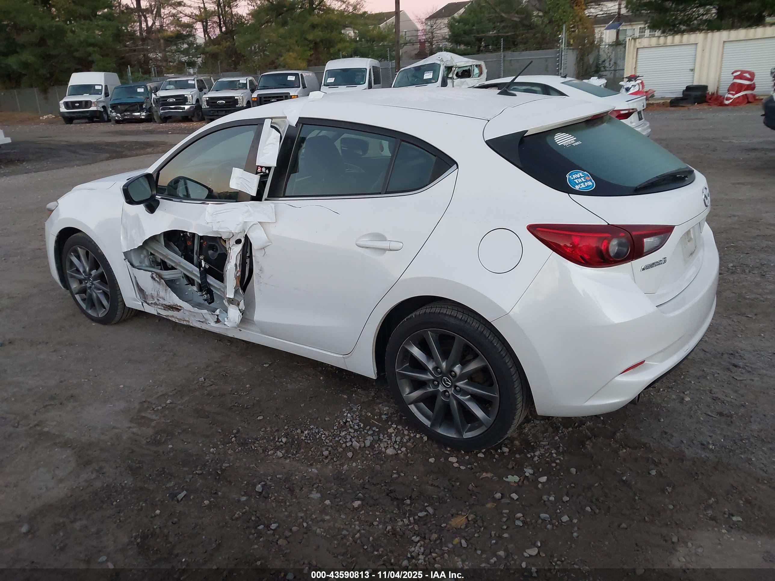 MAZDA MAZDA3 image 3