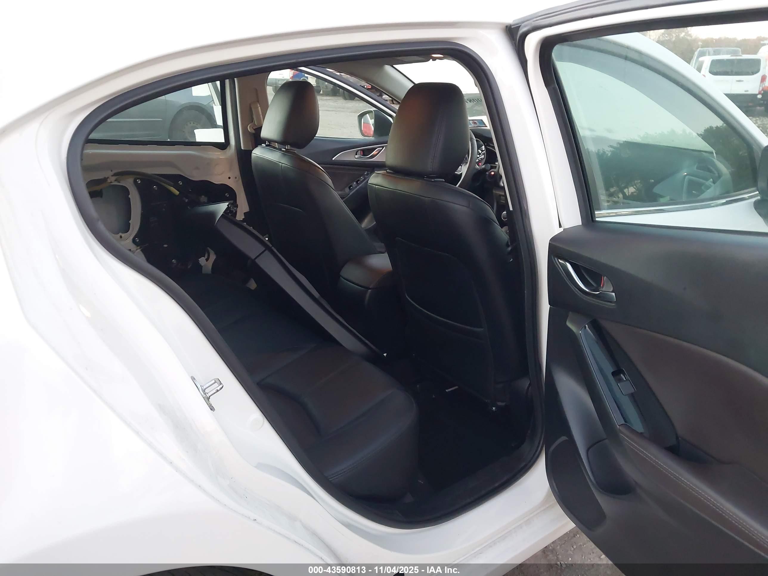 MAZDA MAZDA3 image 8