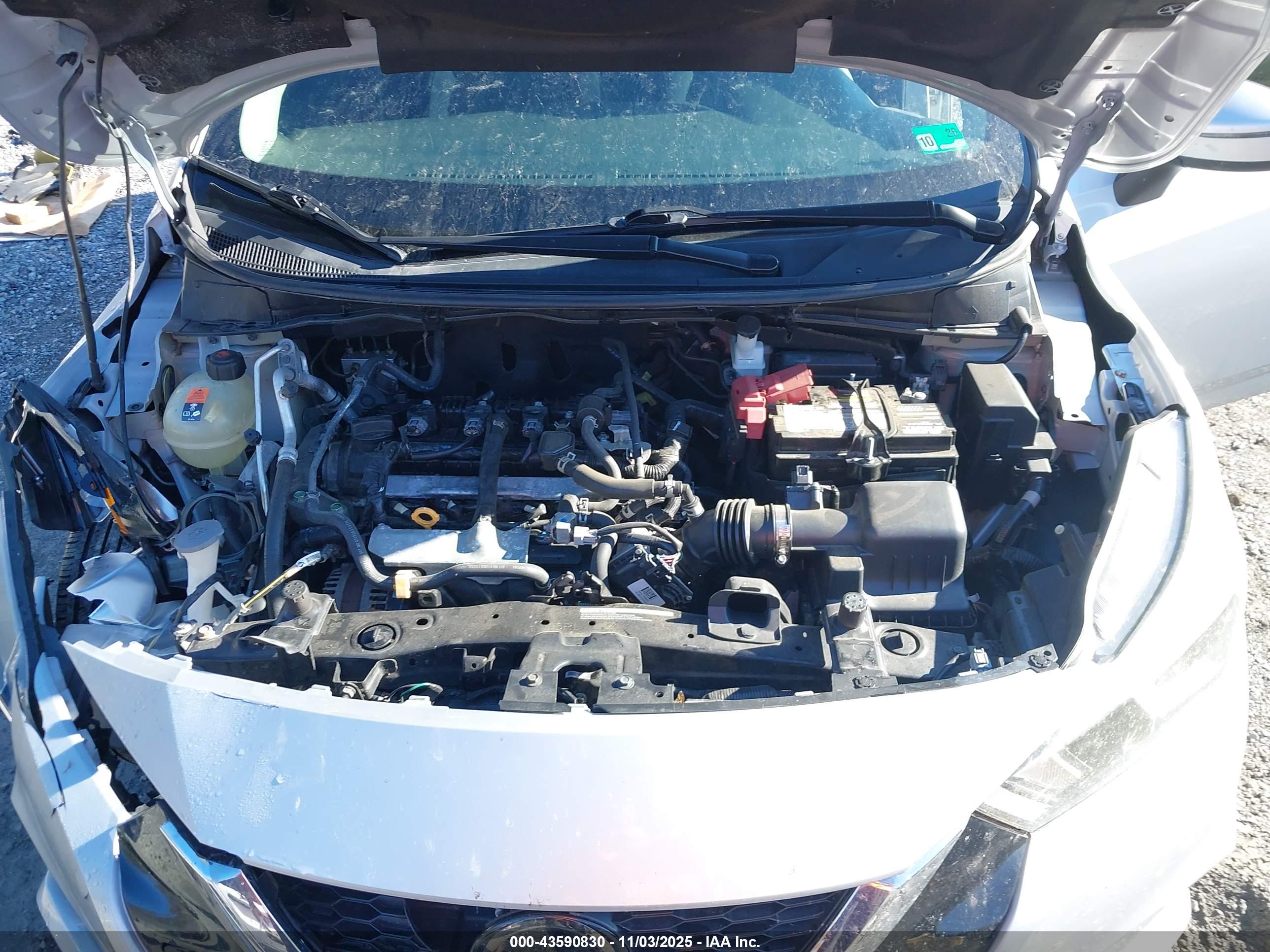 NISSAN VERSA image 10