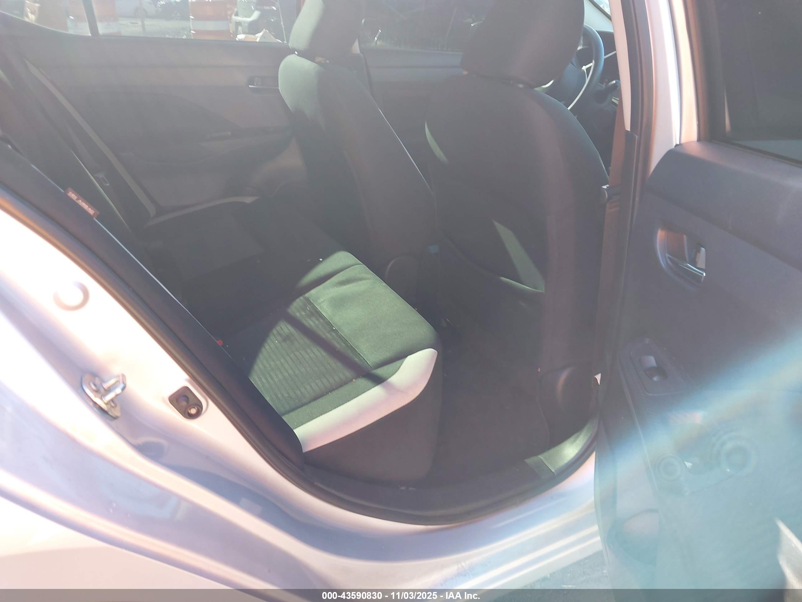 NISSAN VERSA image 8