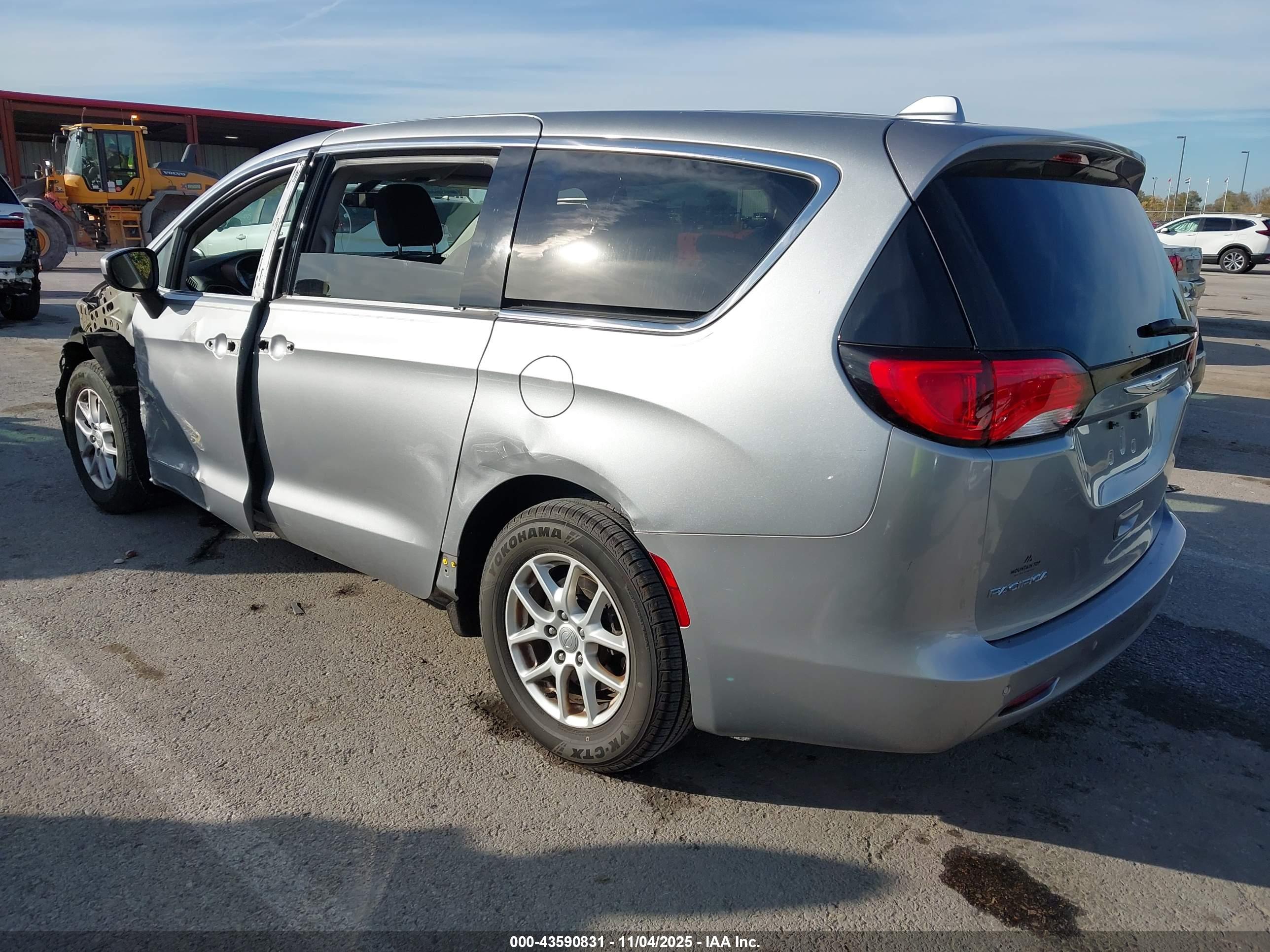 CHRYSLER PACIFICA image 3