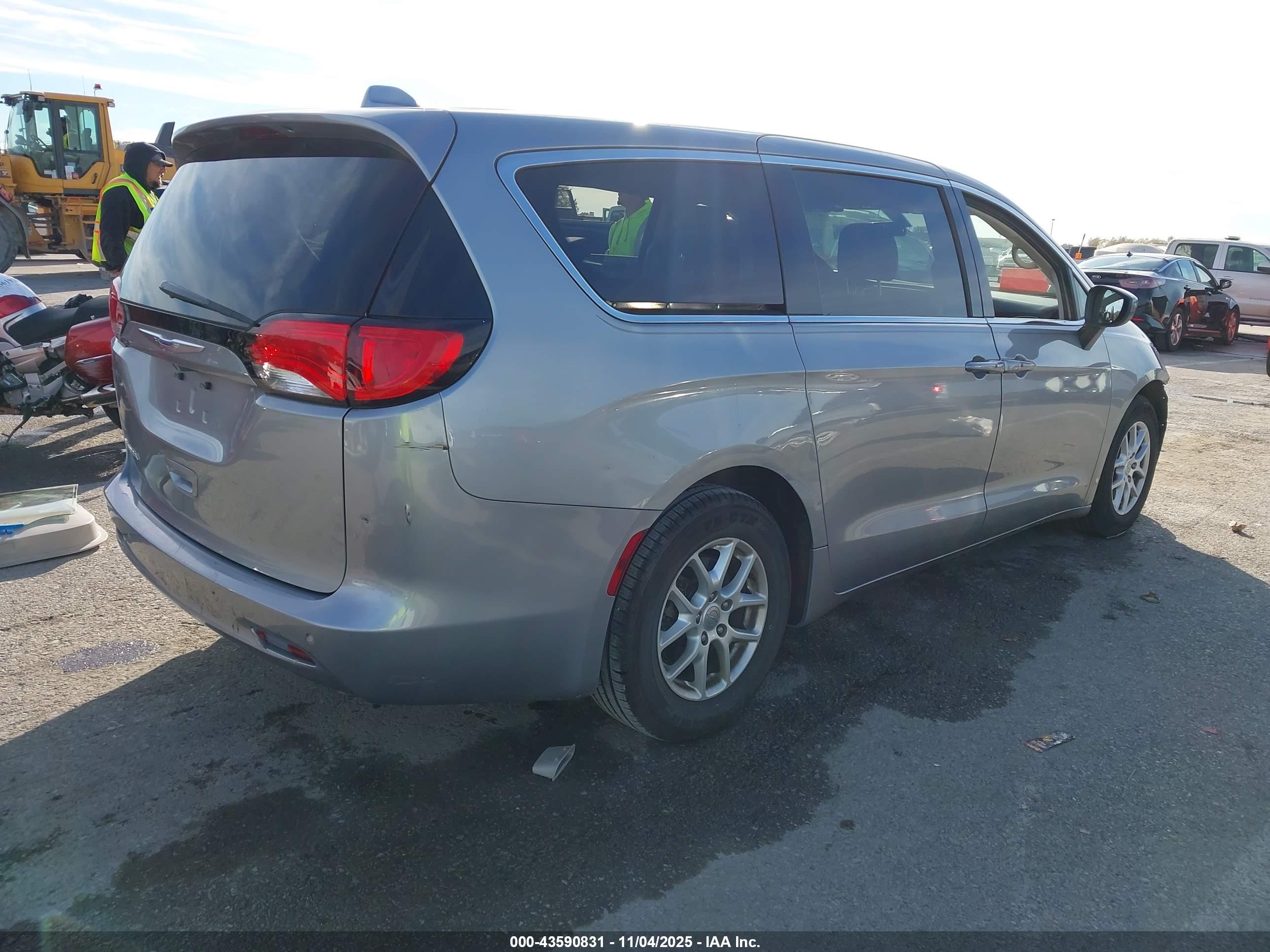 CHRYSLER PACIFICA image 4