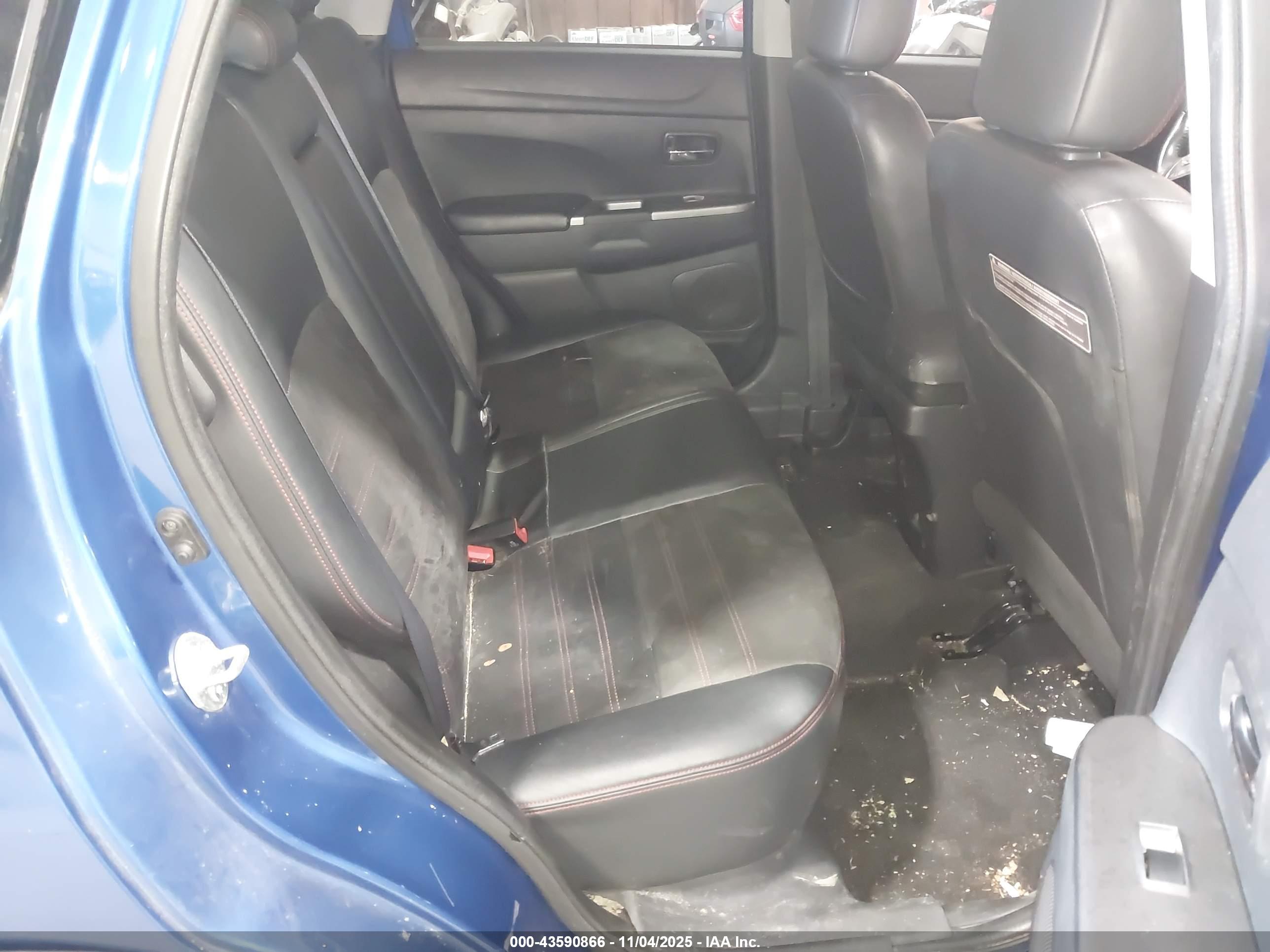 MITSUBISHI OUTLANDER image 8