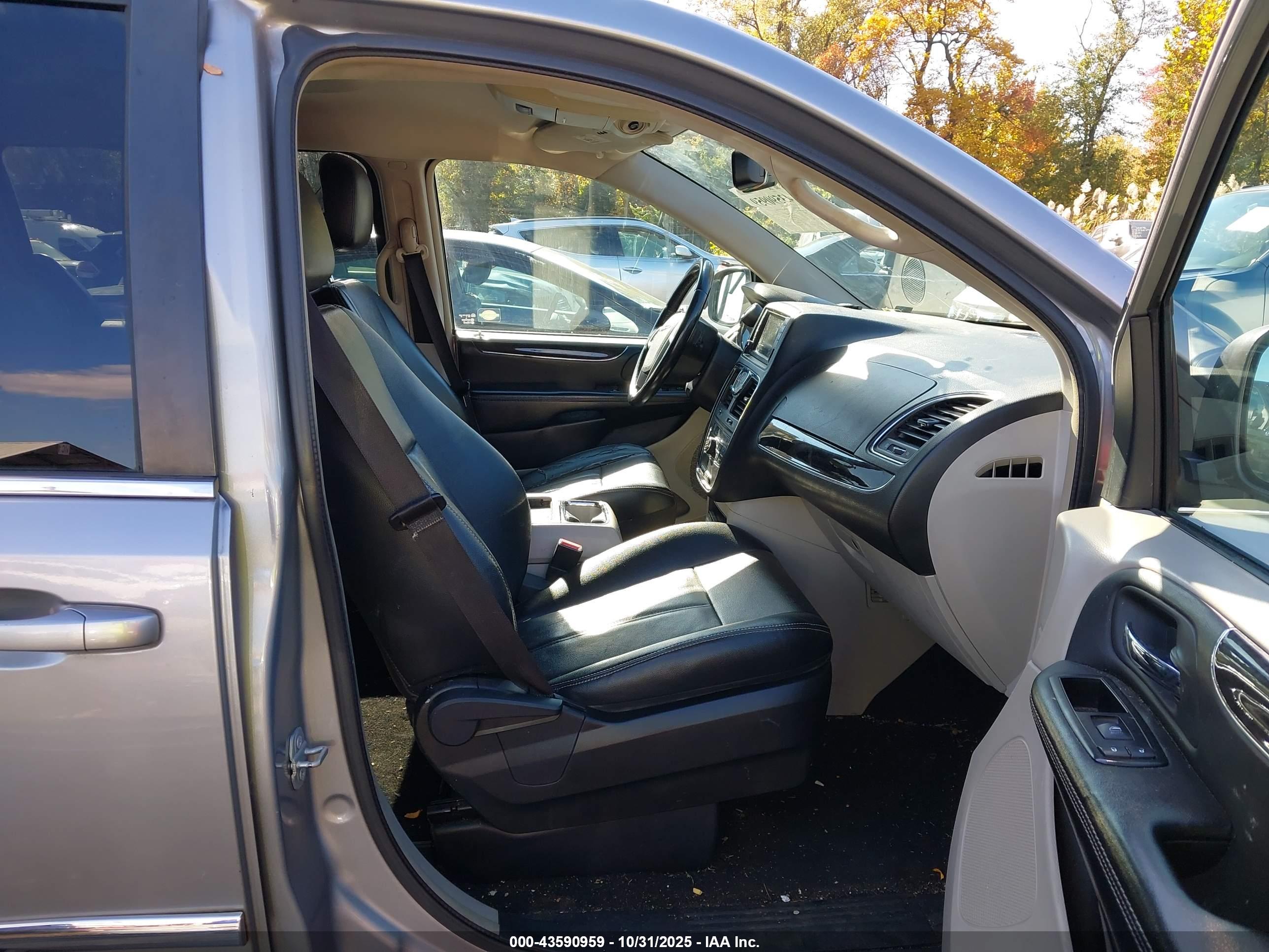 CHRYSLER TOWN image 5