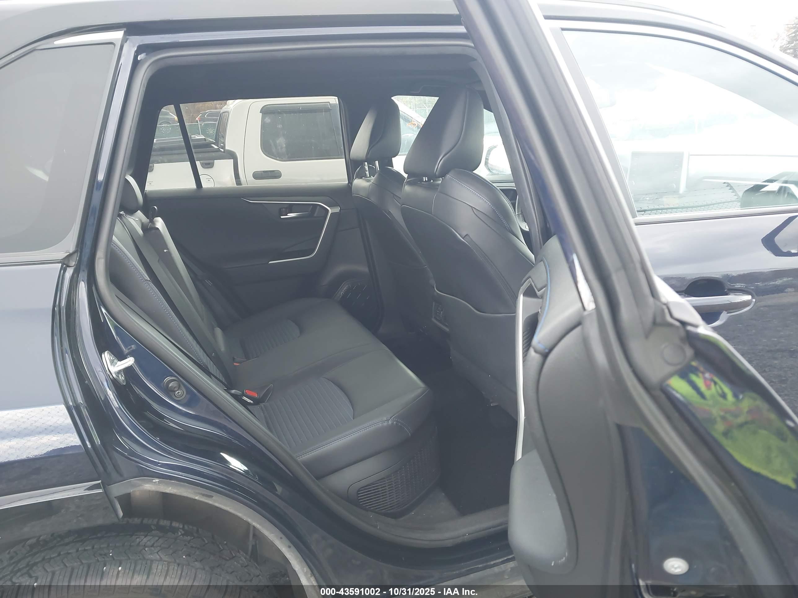 TOYOTA RAV4 image 8