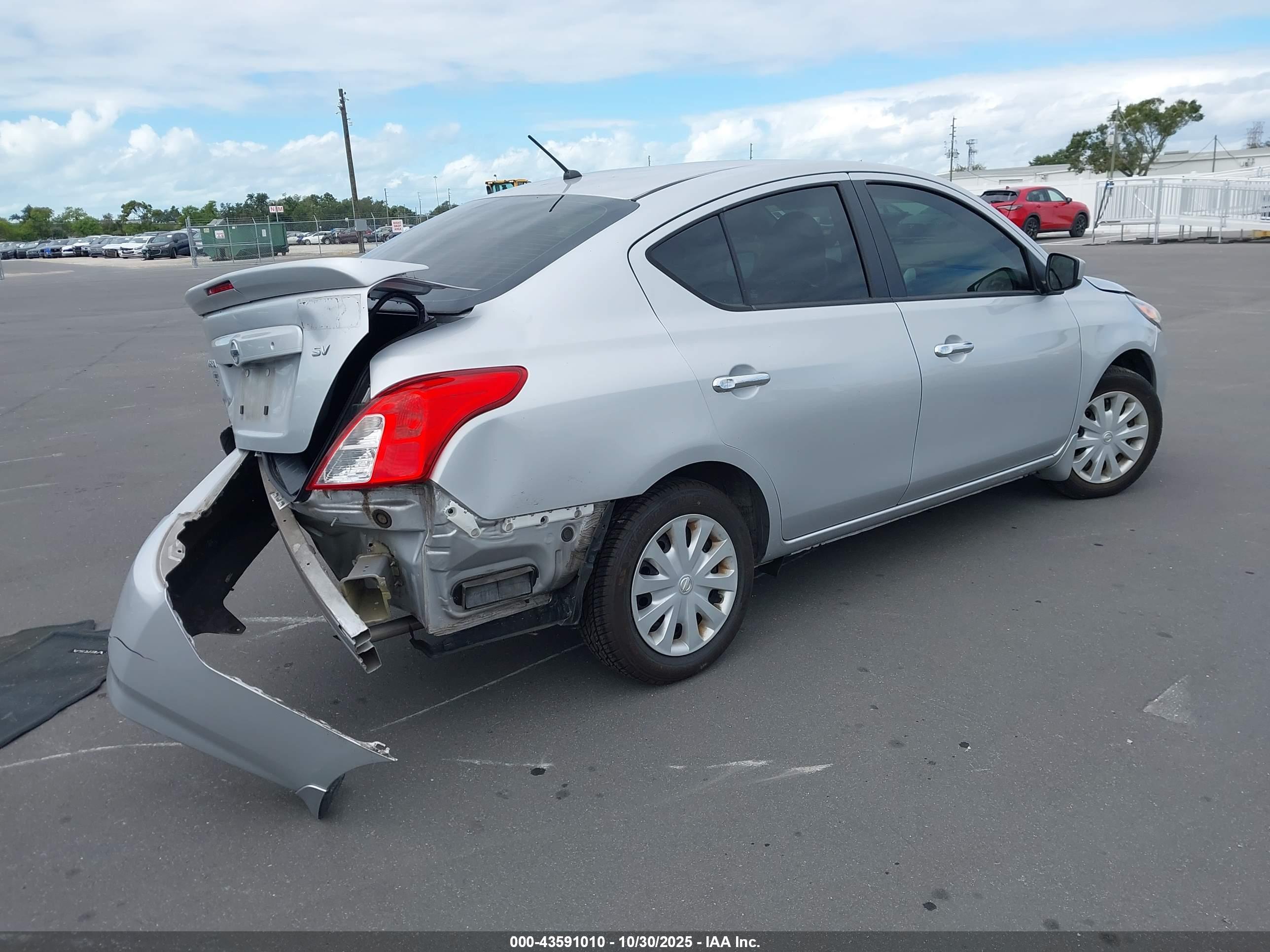 NISSAN VERSA image 4