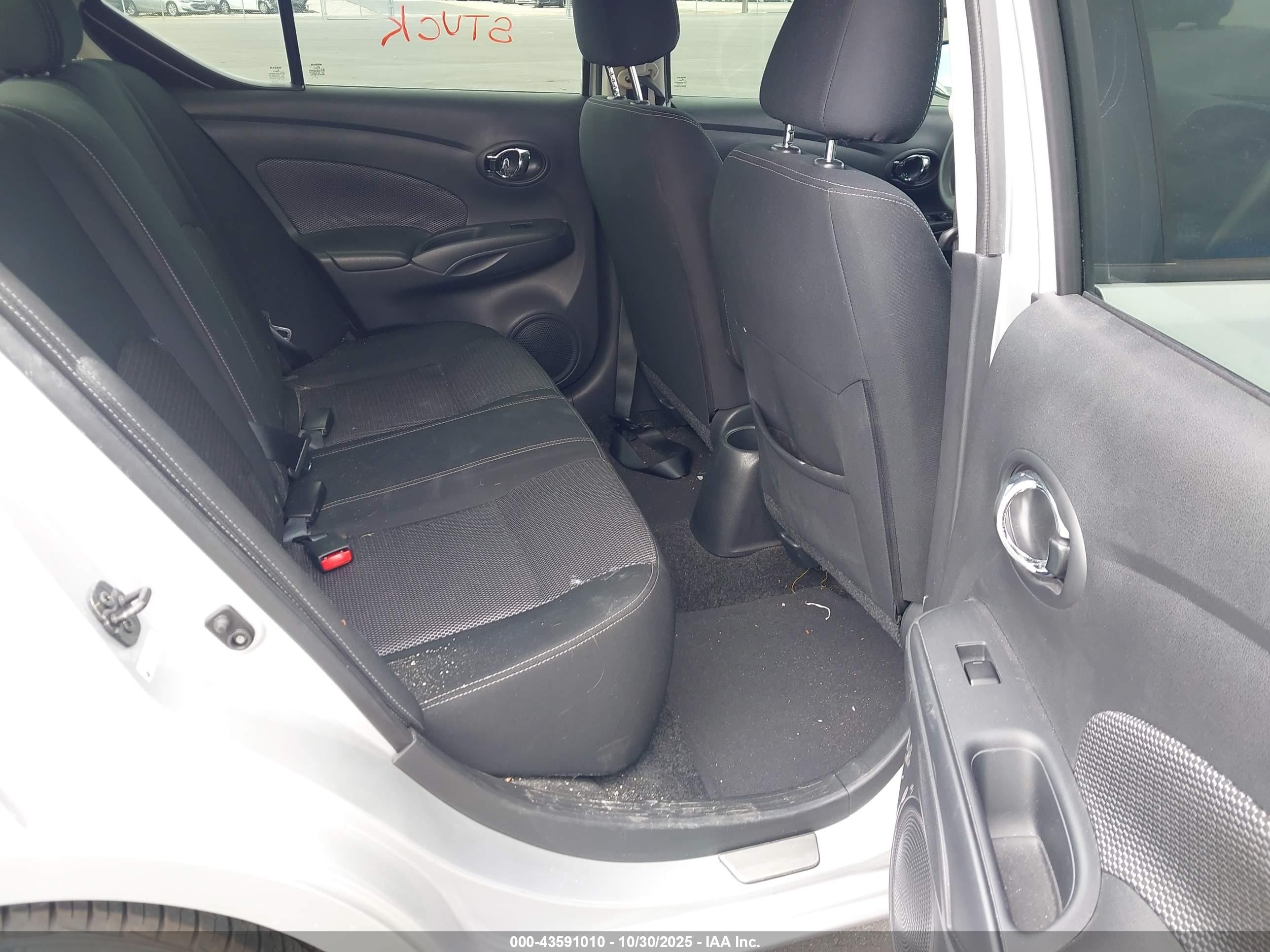 NISSAN VERSA image 8